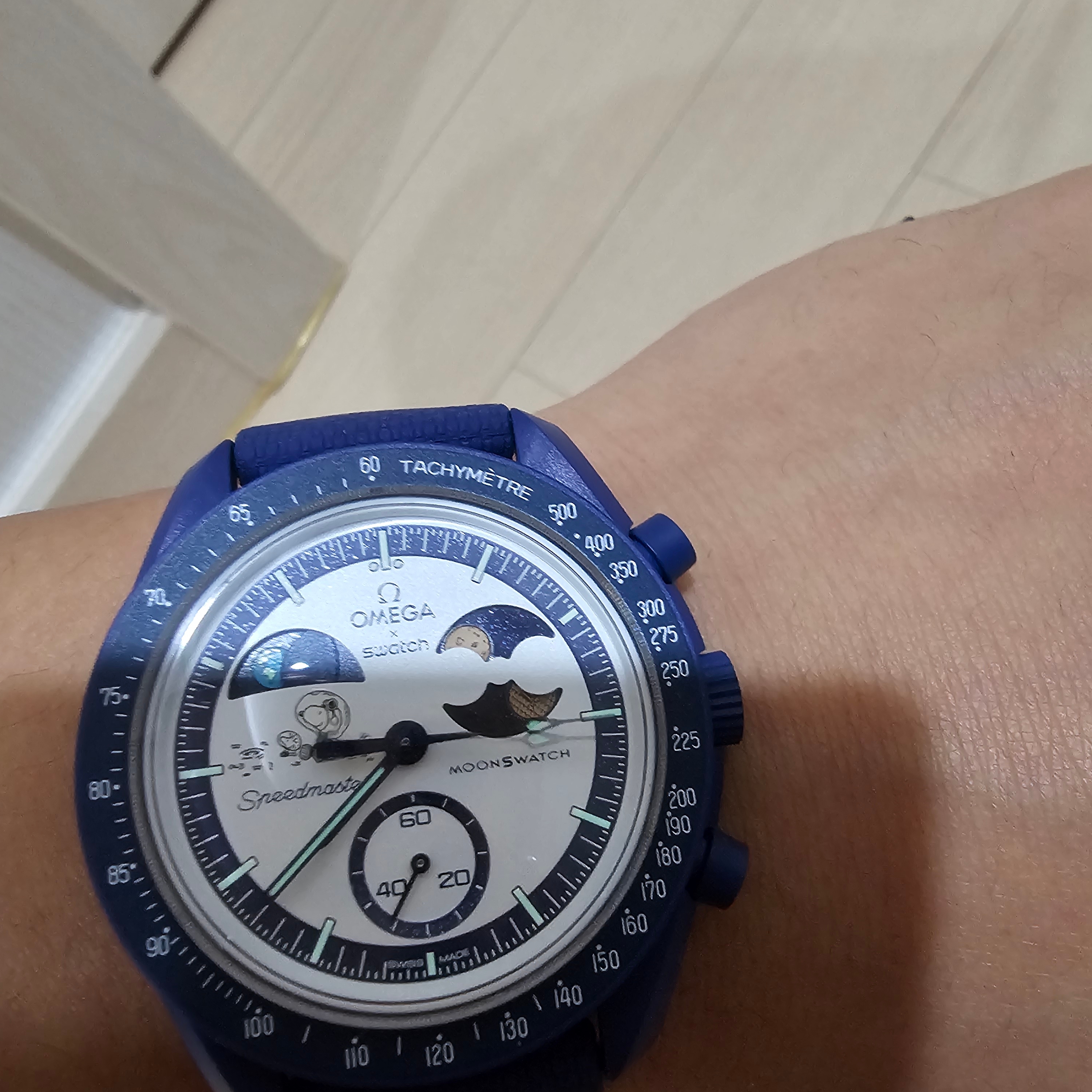 Swatch x Omega x Snoopy Bioceramic Moonswatch September’s Mission To Earthphase 42mm Moonshine Gold 착용 스타일 - 2