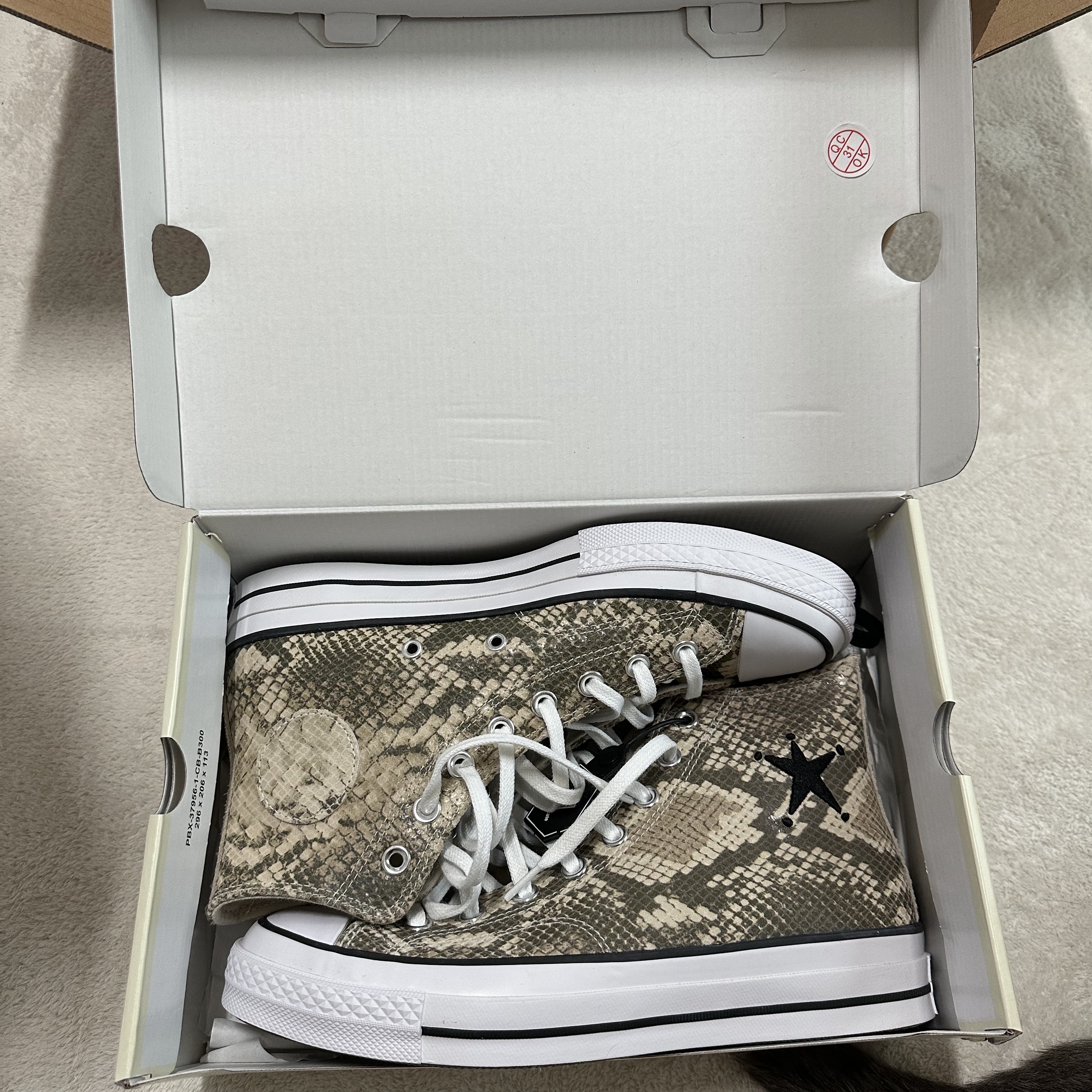 Converse x Stussy Chuck 70 High Leather Snakeskin 착용 스타일 - 2