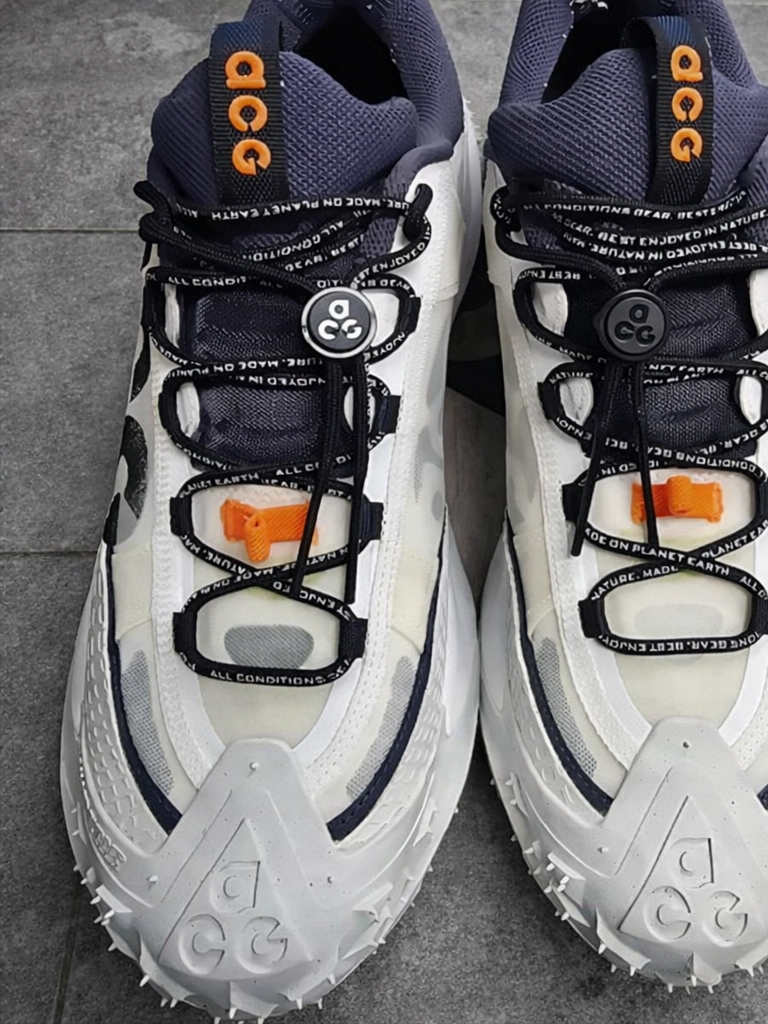 Nike ACG Mountain Fly 2 Low Summit White and Bright Mandarin 착용 스타일