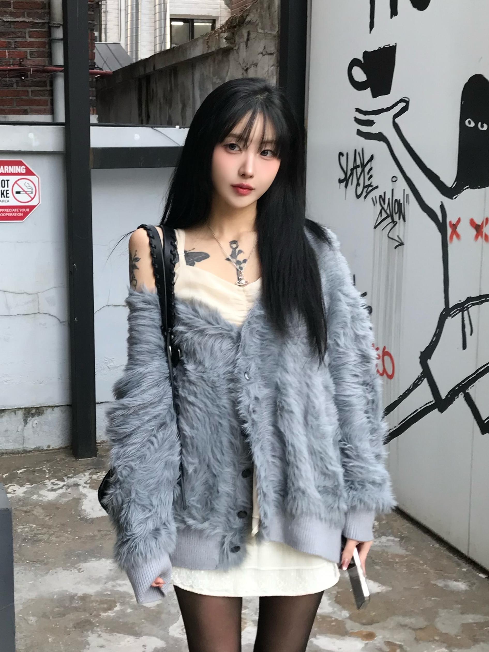 PHOS333 Hairy Cardigan Blue Grey, PHOS333 Hairy Cardigan Beige 착용 스타일 - 1