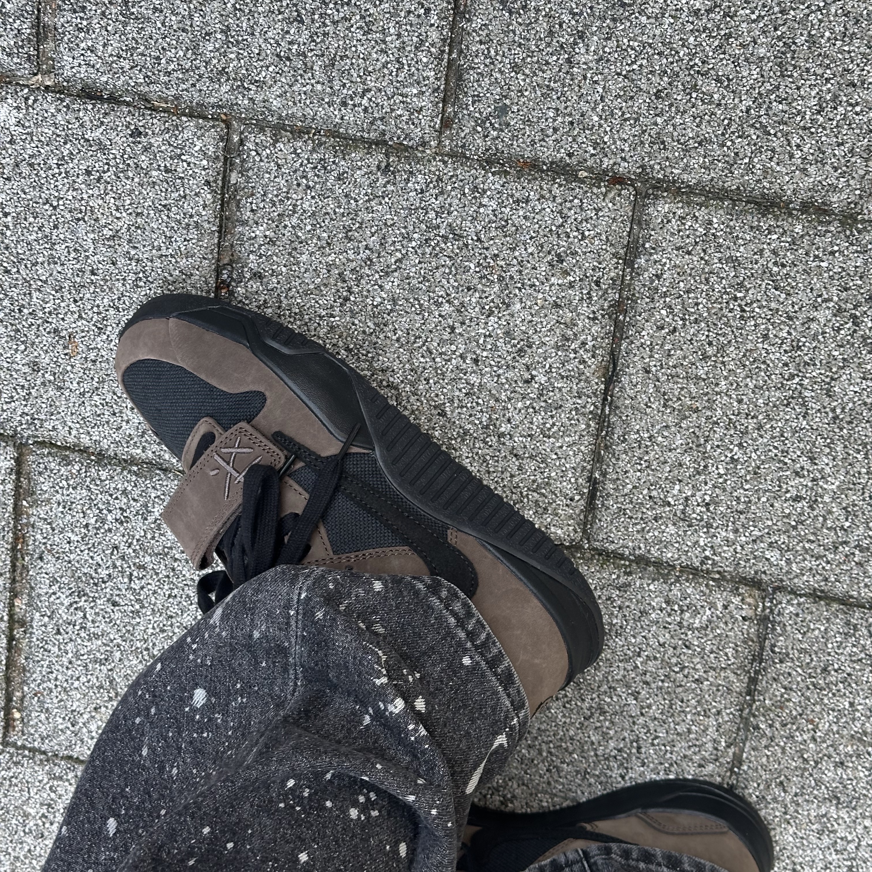 Jordan x Travis Scott Jumpman Jack TR Black and Dark Mocha 착용 스타일 - 2