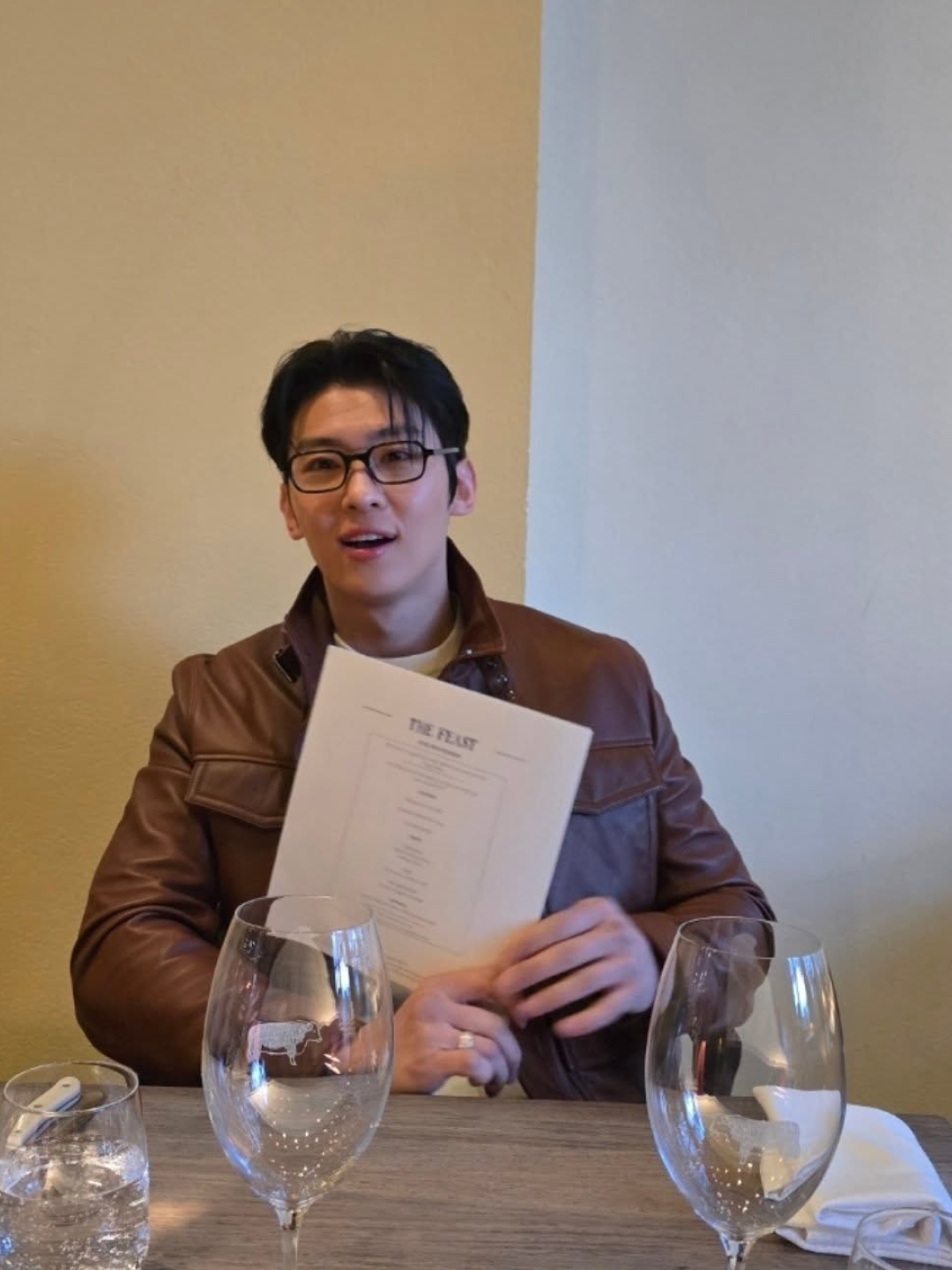 Thom Browne Funmix 4-Bar Relaxed Fit V-Neck Cardigan Grey 착용 스타일 - 4