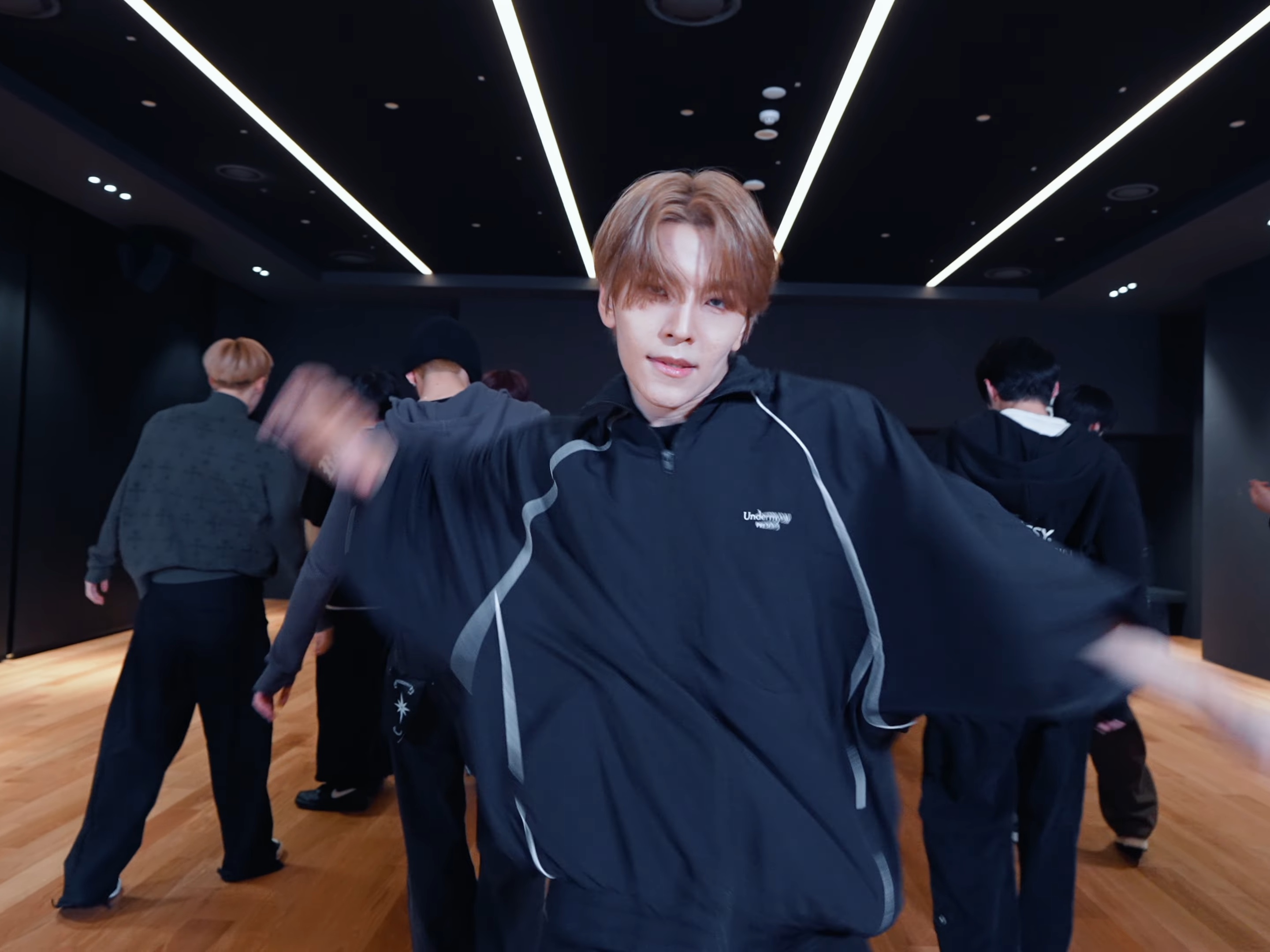 Undermycar MU.132 Original Logo Piping Line Track Jacket Black 착용 스타일 - 2