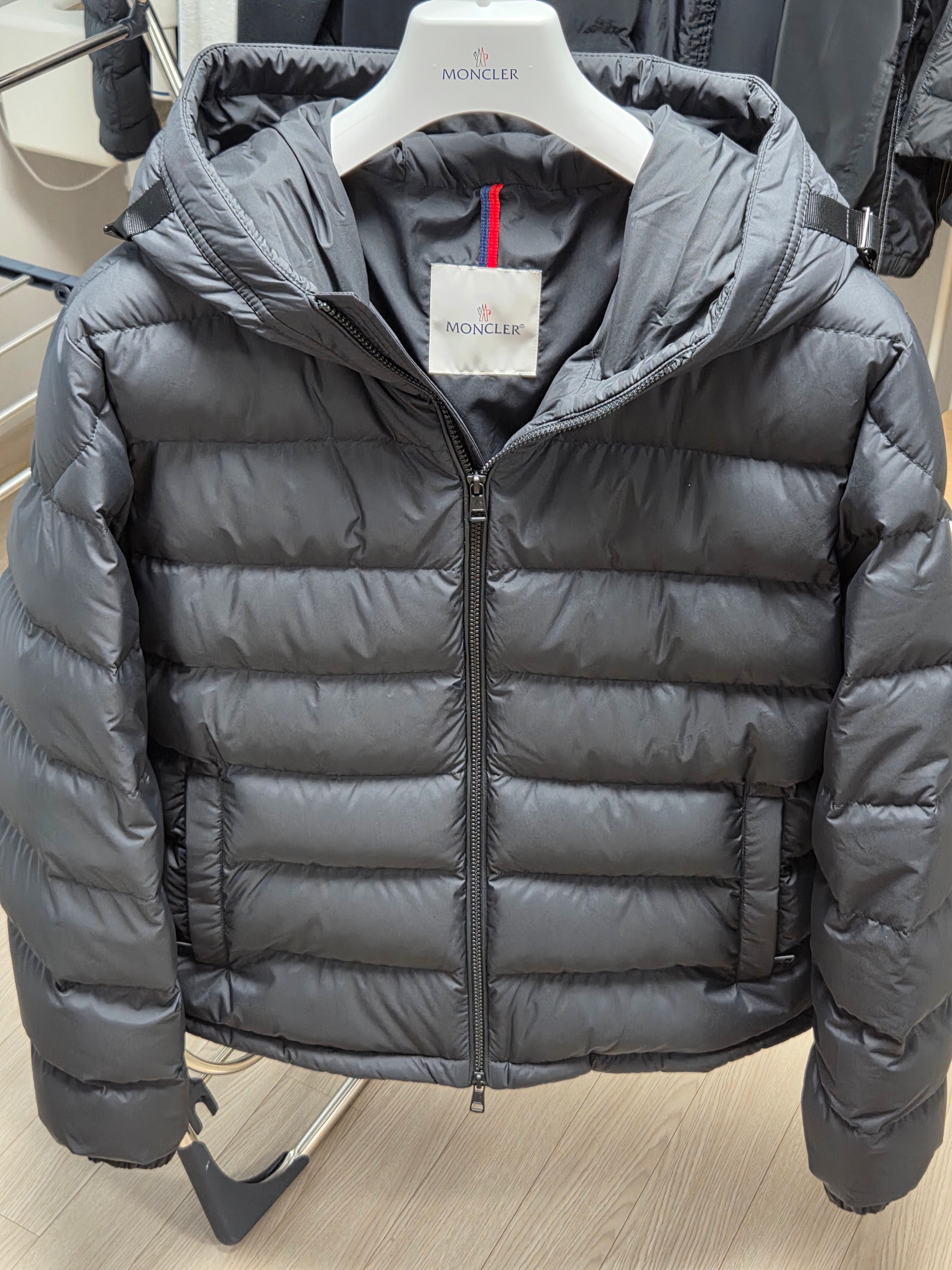 Moncler Laveraet Hooded Short Down Jacket Black - 25FW 착용 스타일