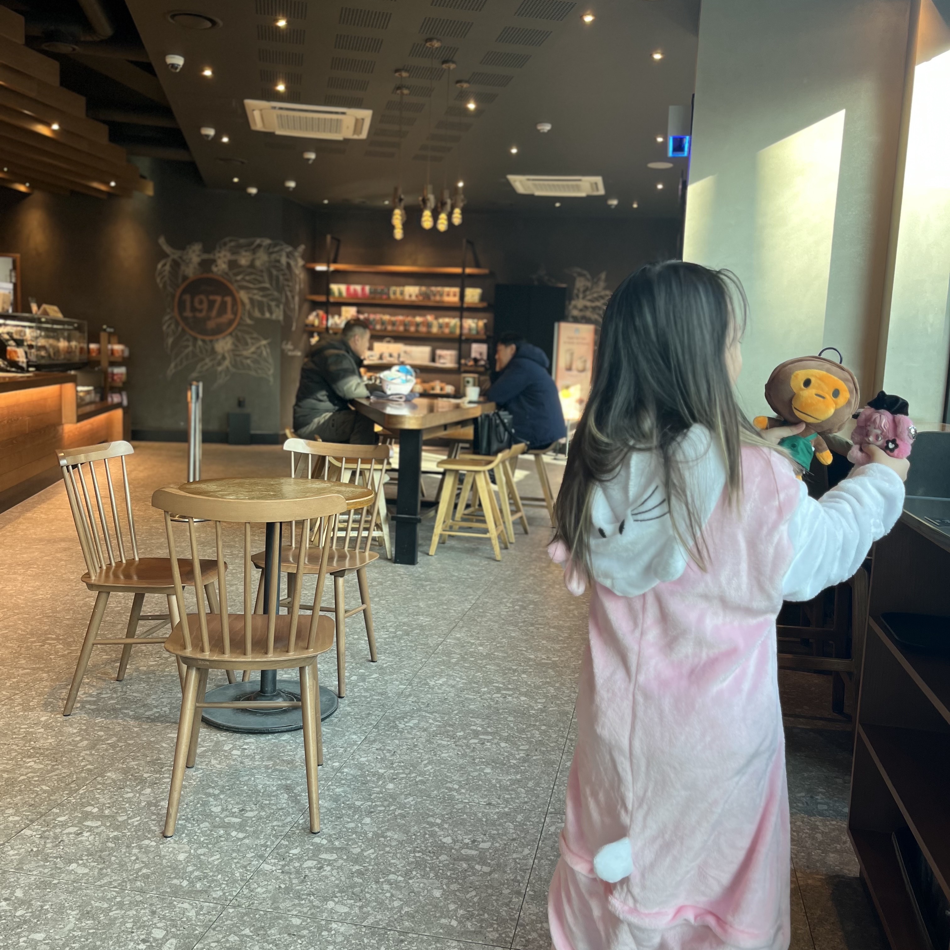 Starbucks x BAPE Baby Milo Foldable Bag, Pop Mart Skullpanda x My Melody Plush 착용 스타일 - 2