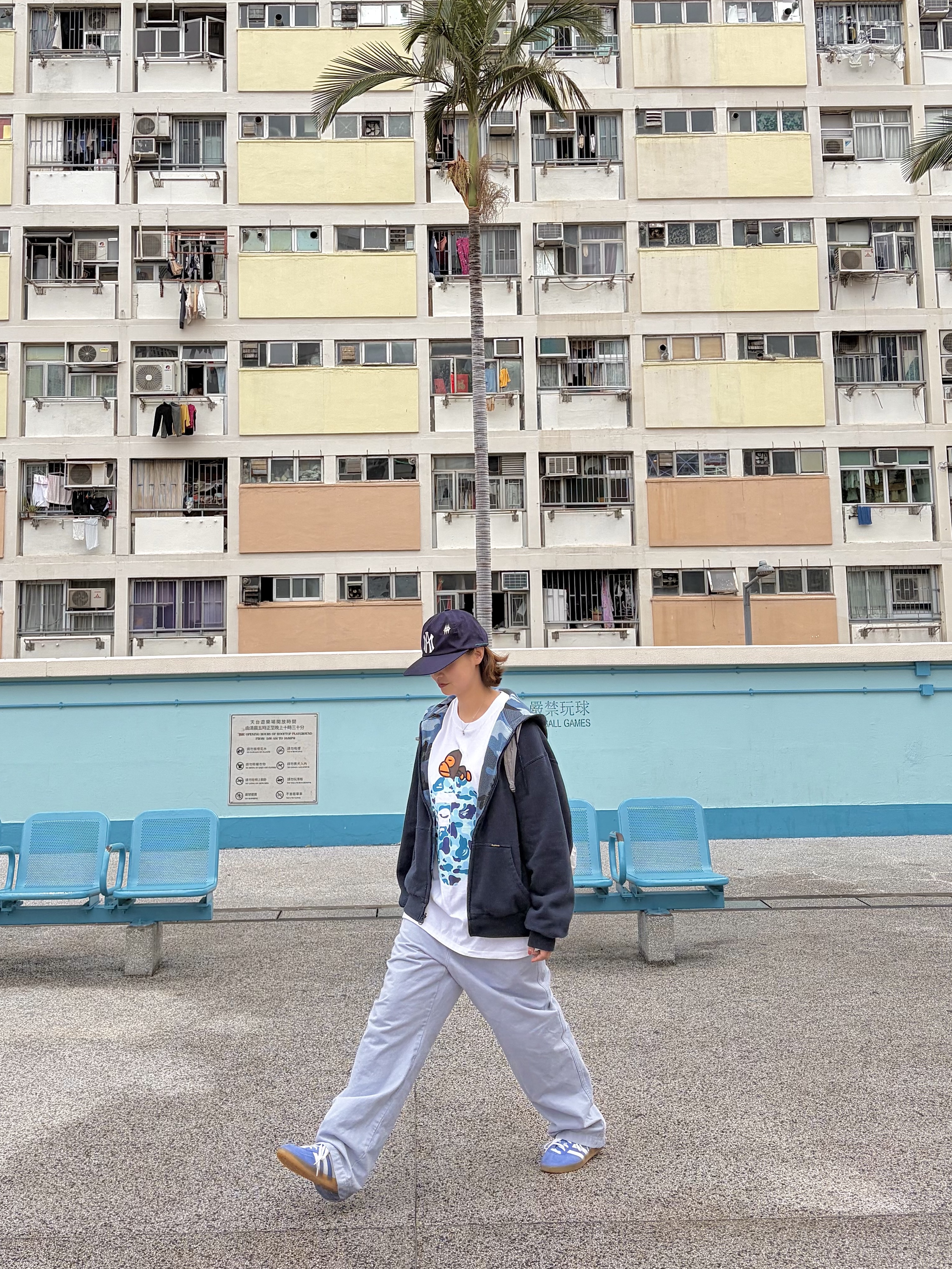 BAPE ABC Camo Milo on Big Ape T-Shirt White Blue, (W) Adidas Gazelle Indoor Blue Fusion Cloud White 착용 스타일 - 2