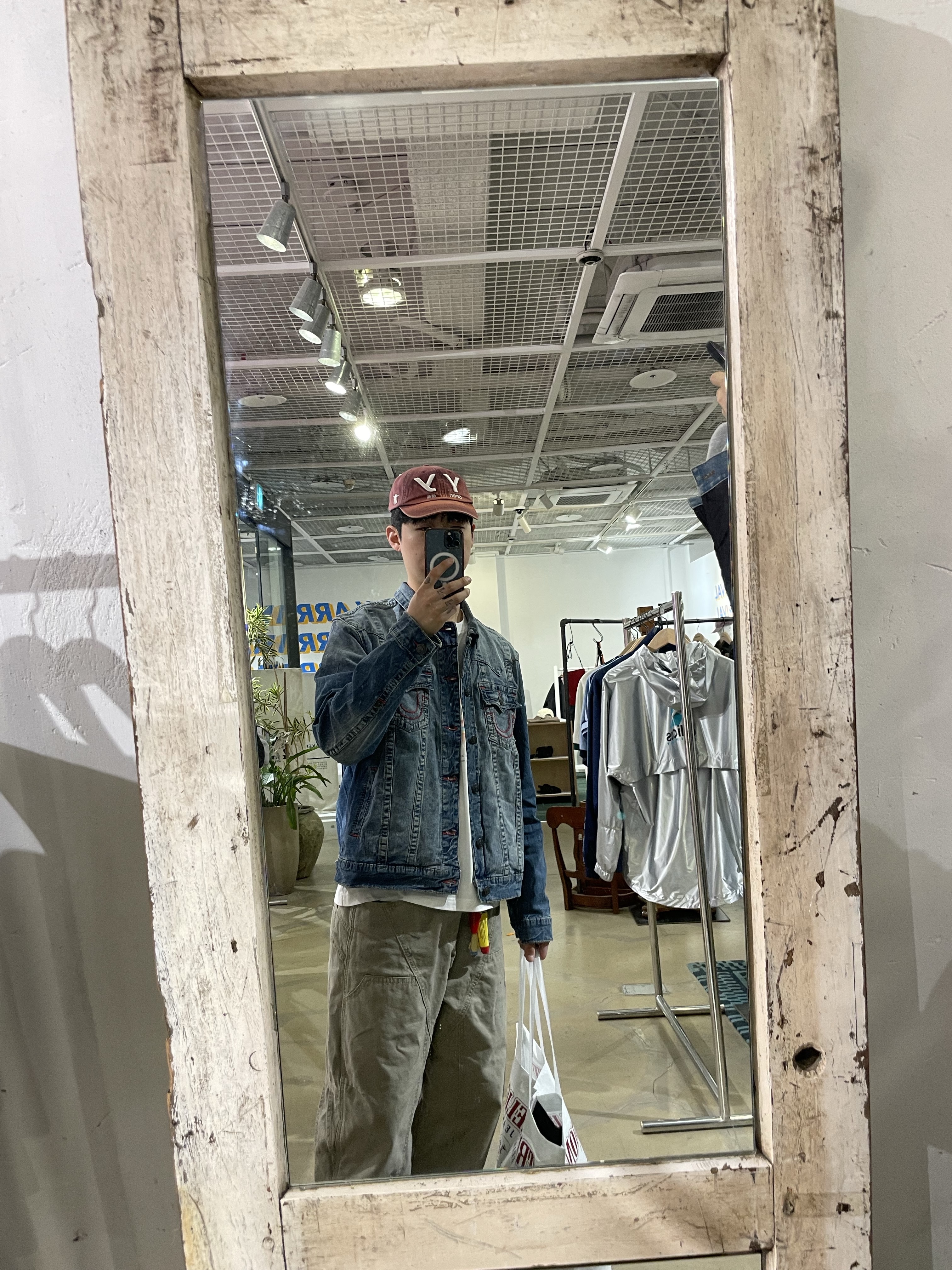 [KREAM 단독] NOMANUAL x AAPE Painted Double Knee Denim Pants Washed Black 착용 스타일 - 1
