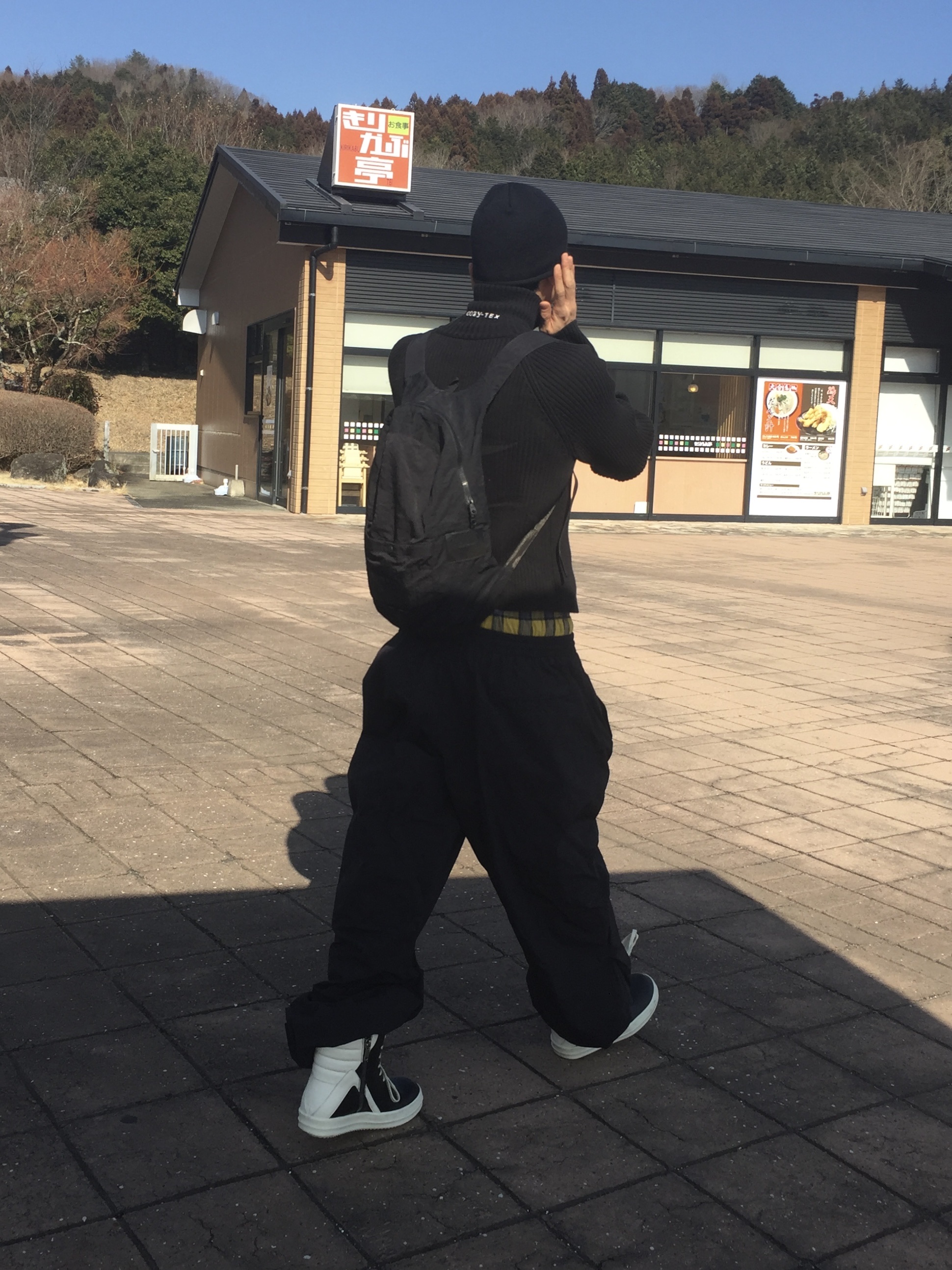 Rick Owens Geobasket Sneakers Black Milk, Rick Owens Hollywood Mega Bumper Geobasket in Full Grain Calf Leather Black Milk 착용 스타일 - 4