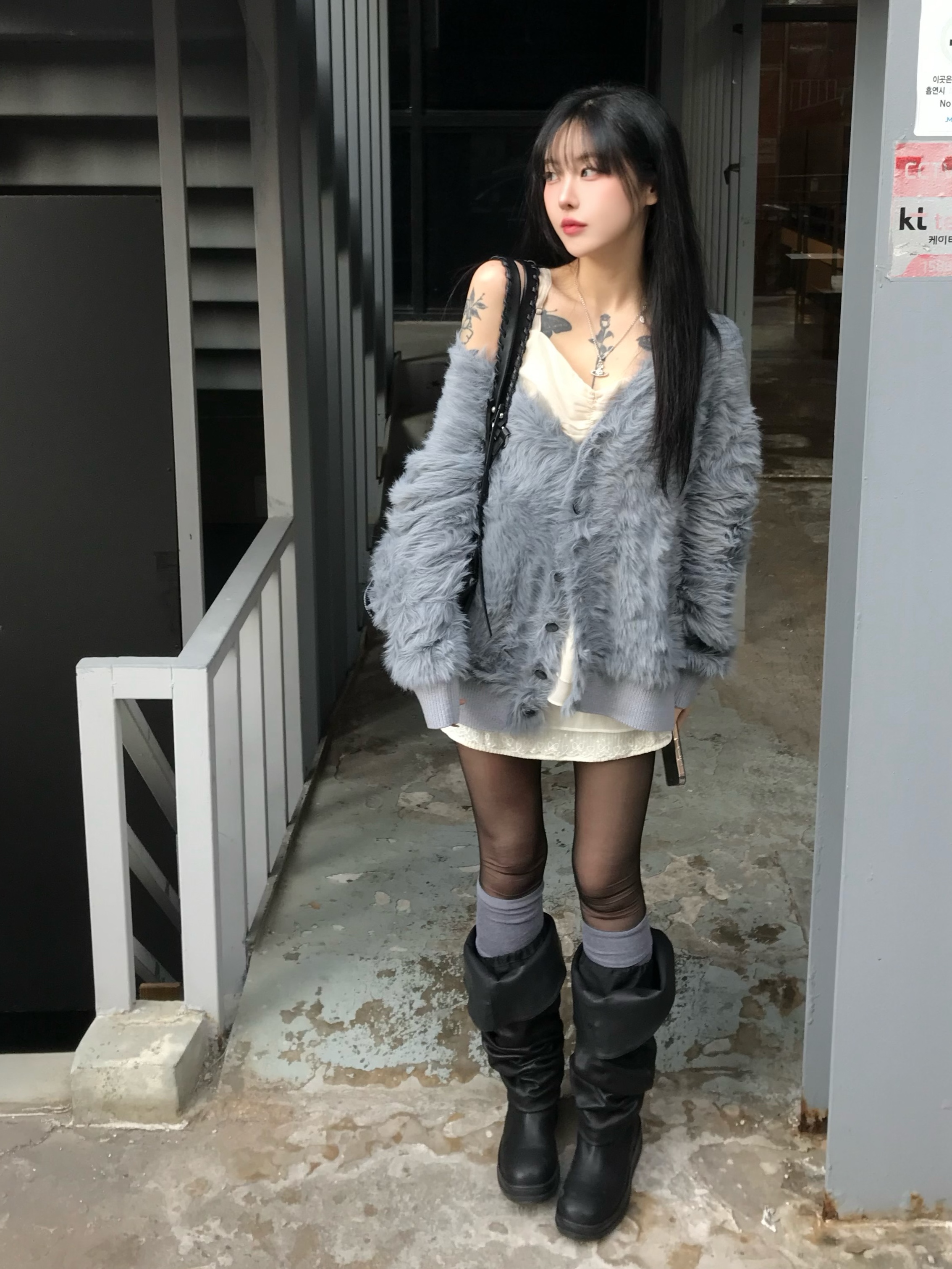 PHOS333 Hairy Cardigan Blue Grey, PHOS333 Hairy Cardigan Beige 착용 스타일 - 2