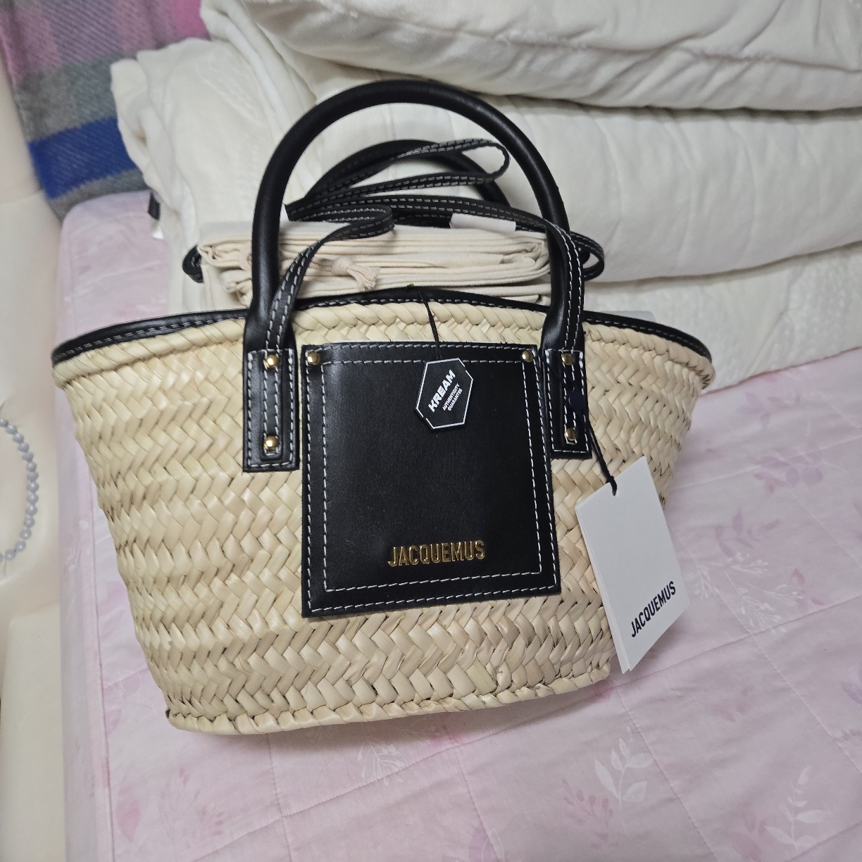 Jacquemus Le Petit Panier Soli Mini Beach Basket Bag Black 착용 스타일