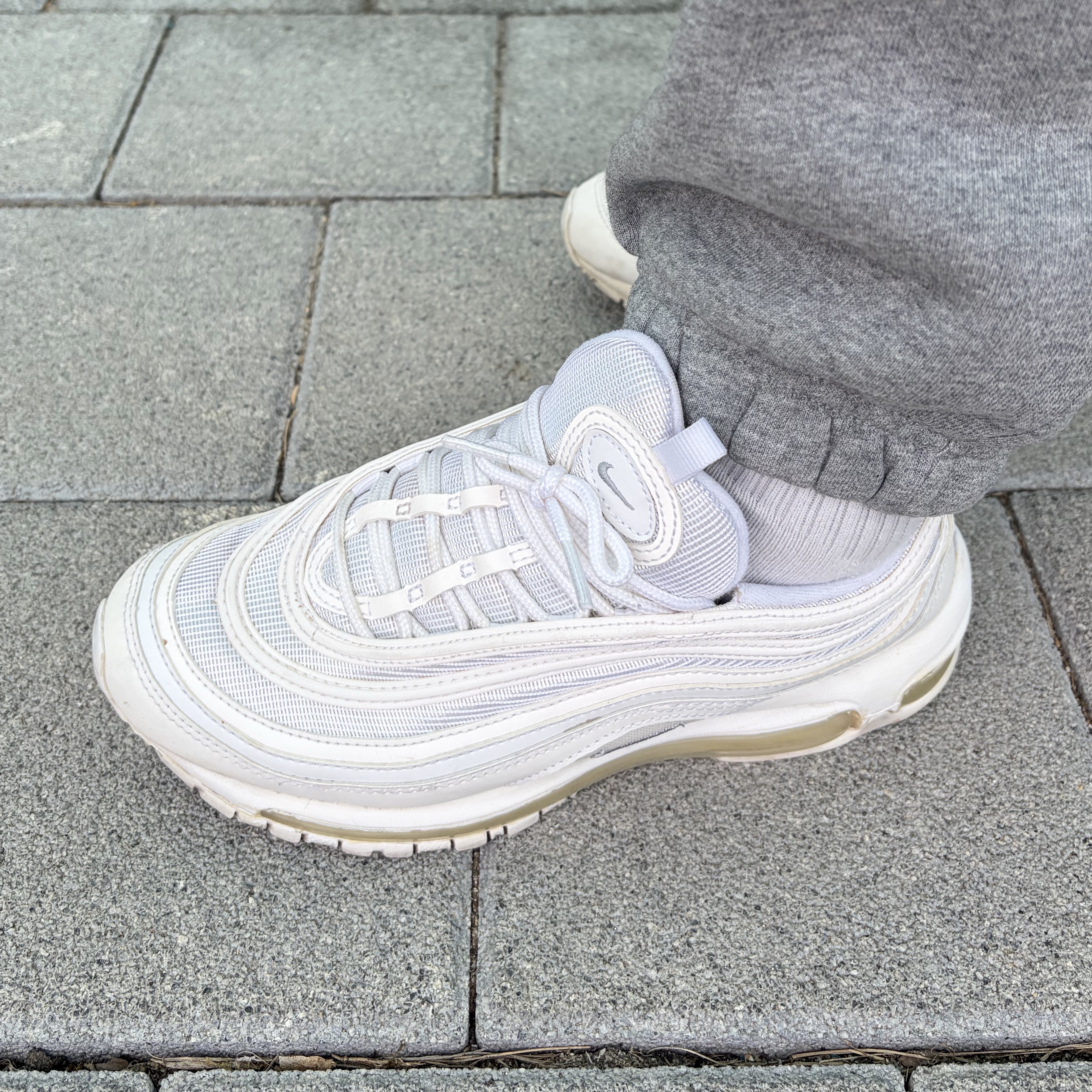 Nike Air Max 97 Triple White Wolf Grey 착용 스타일 - 1