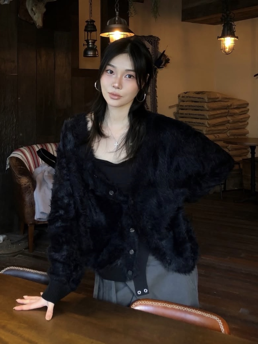 PHOS333 Hairy Cardigan Black, PHOS333 Hairy Cardigan Beige 착용 스타일 - 1