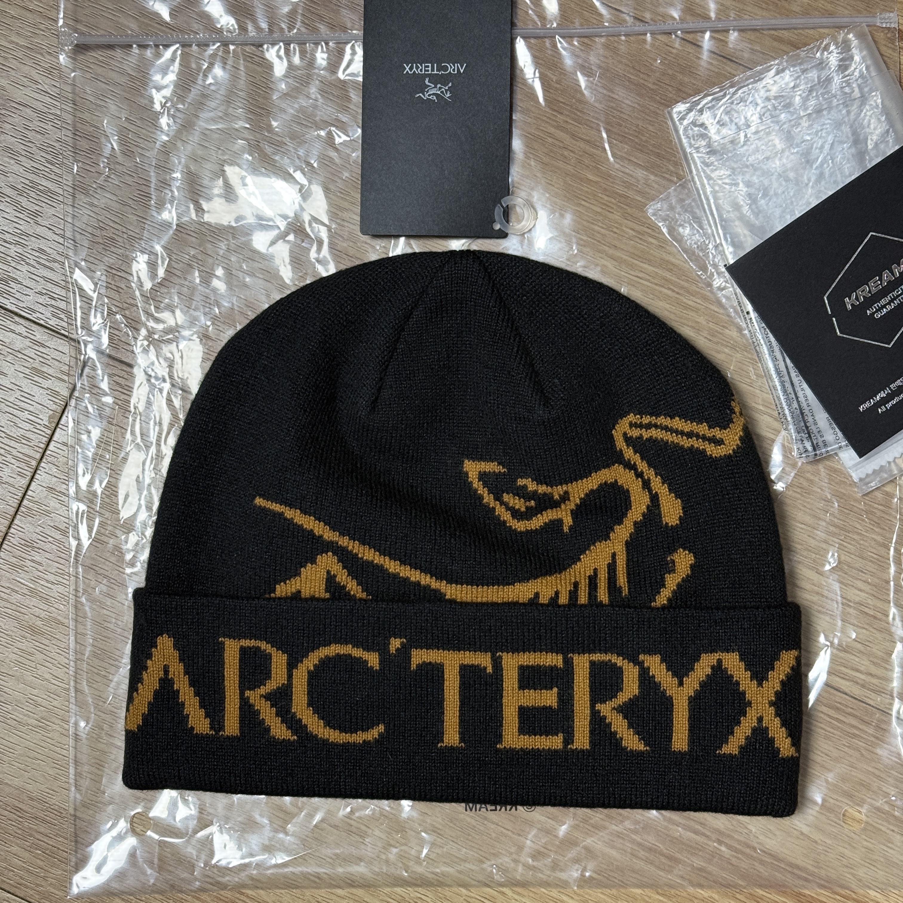 Arc'teryx Bird Word Toque 24K Black 착용 스타일