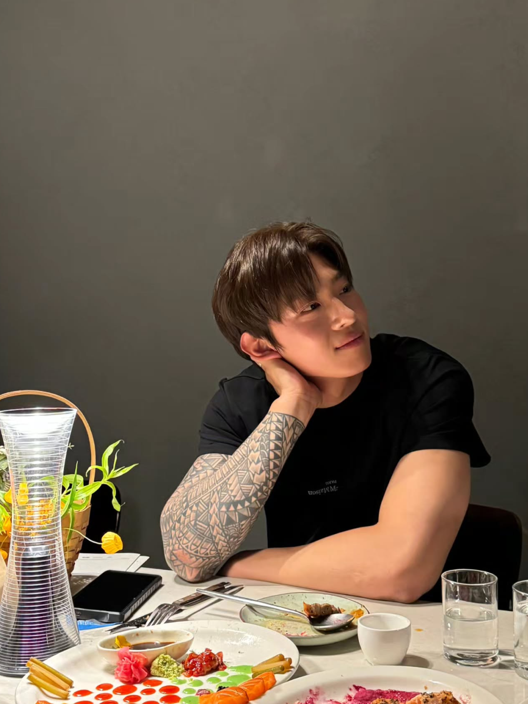 Thom Browne Funmix 4-Bar Relaxed Fit V-Neck Cardigan Grey 착용 스타일 - 3