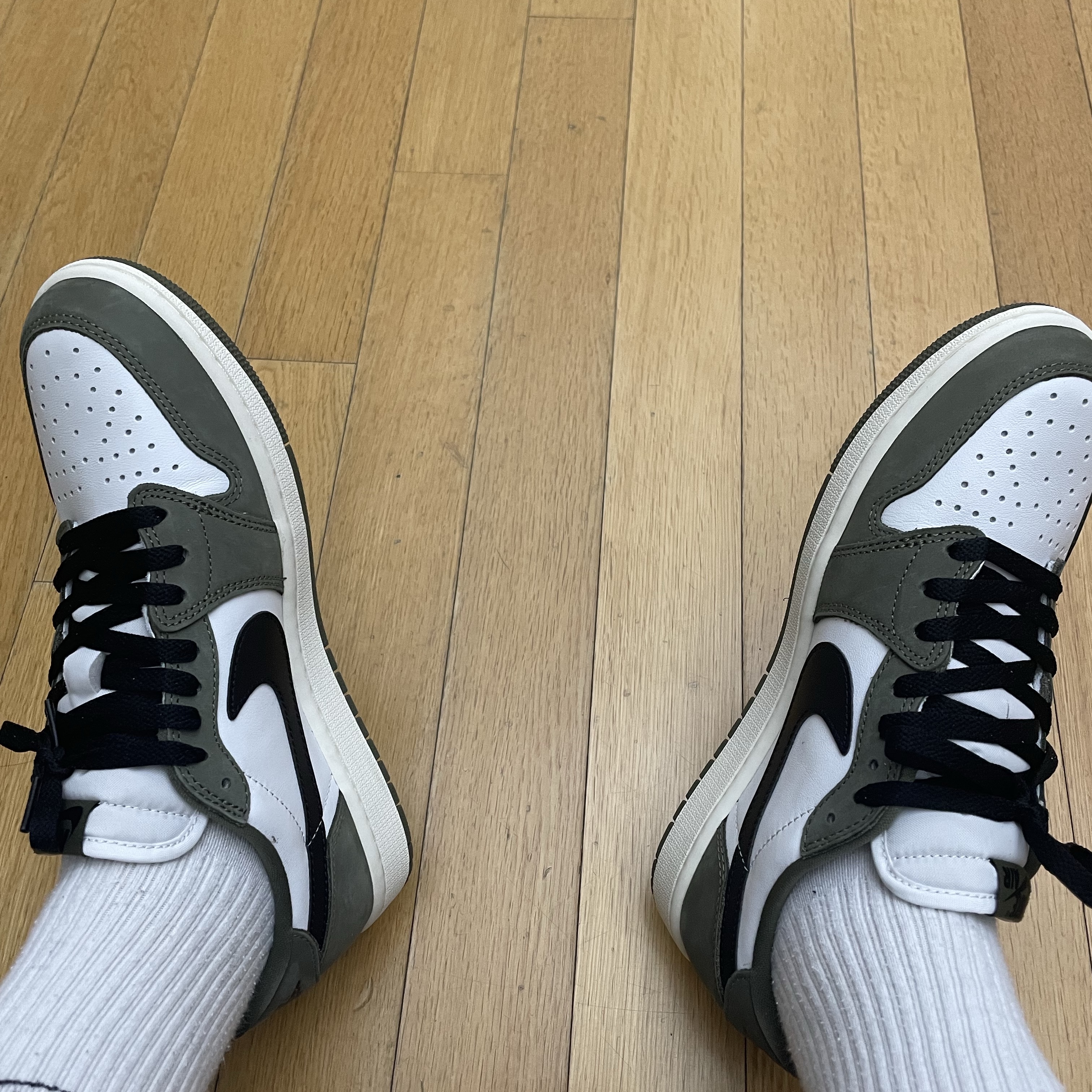 Jordan 1 Retro Low OG Medium Olive and Summit White 착용 스타일 - 1