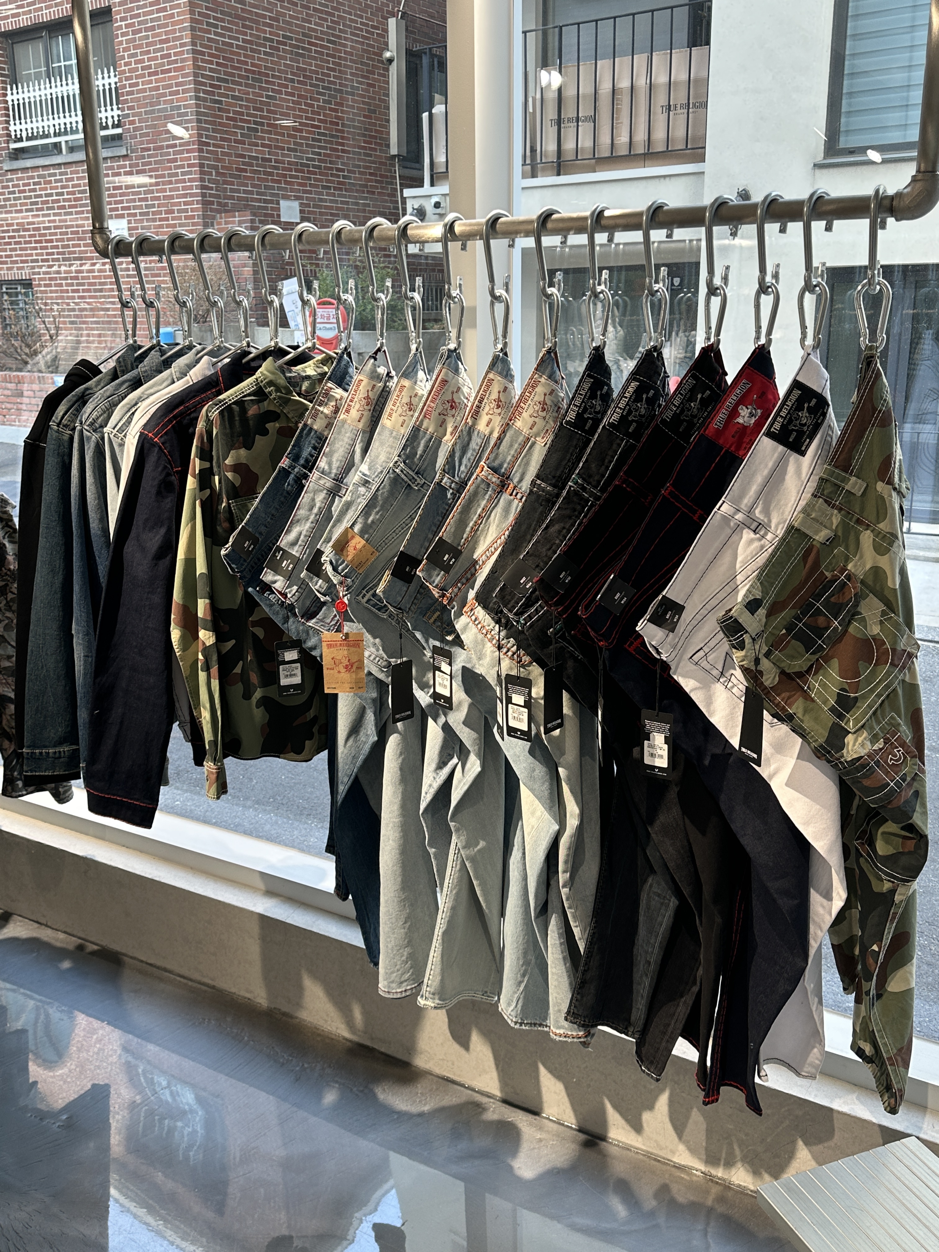 [KREAM 단독] NOMANUAL x AAPE Painted Double Knee Denim Pants Washed Black 착용 스타일 - 3
