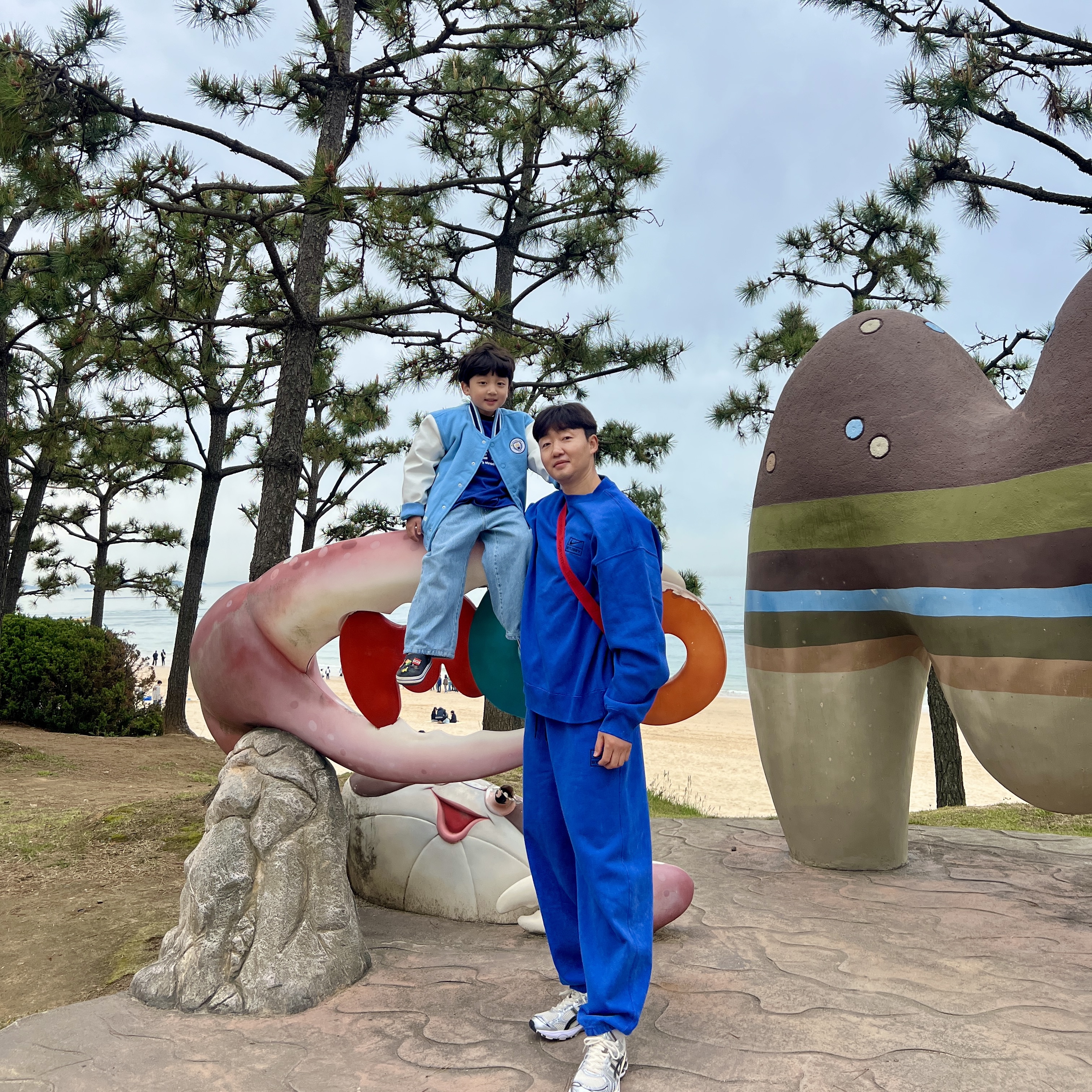 Nike x Stussy NRG Acid Washed Fleece Pants Game Royal (DR4025-480), Nike x Stussy NRG Acid Washed Crewneck Game Royal (DR4024-480) 착용 스타일