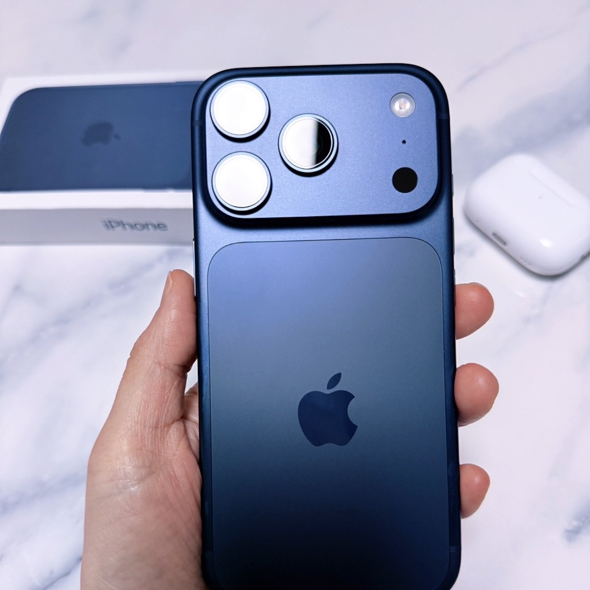 Apple iPhone 17 Pro 256GB Deep Blue 착용 스타일