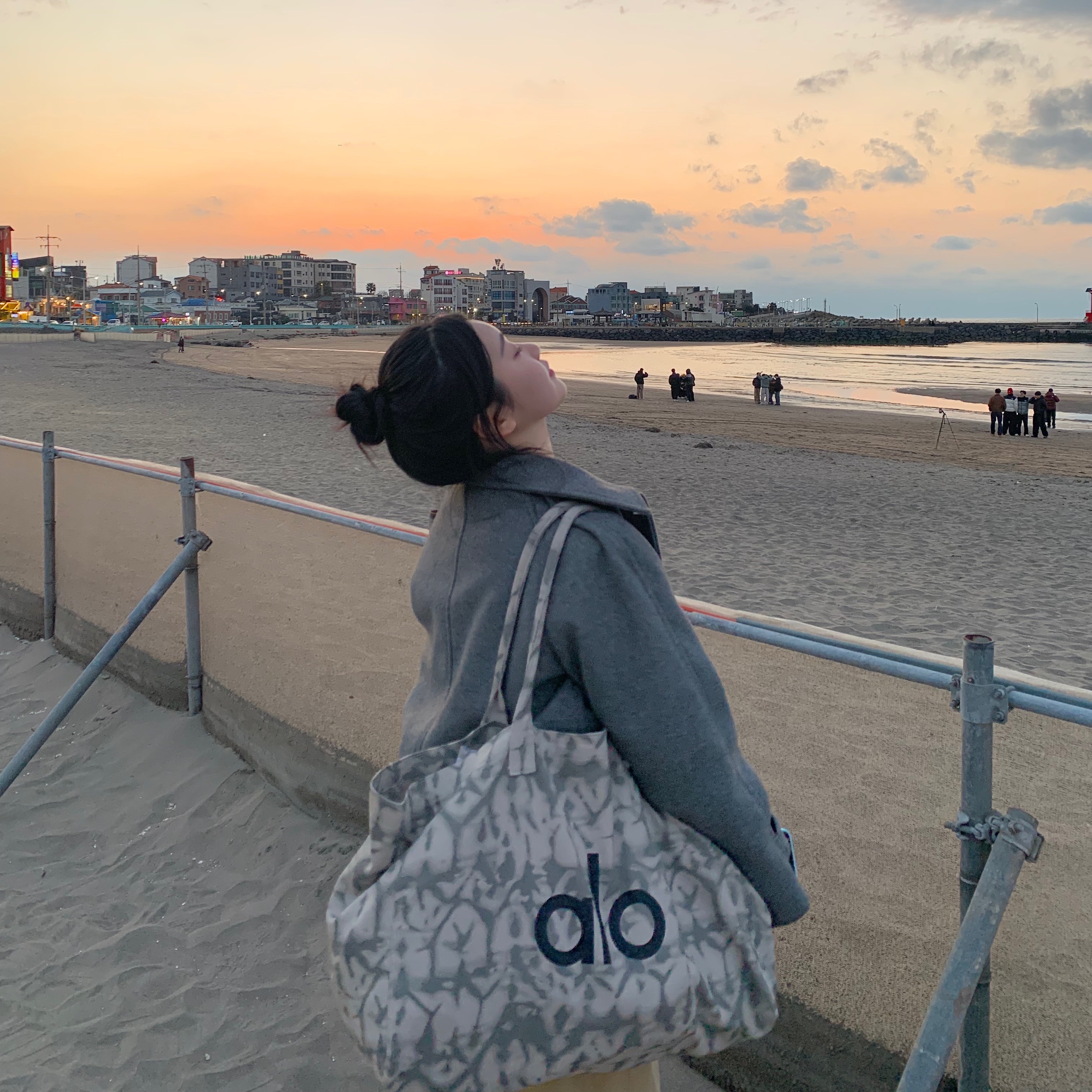 Alo Yoga Iconic Shopper Tote Bag Grey Tiedye 착용 스타일 - 3