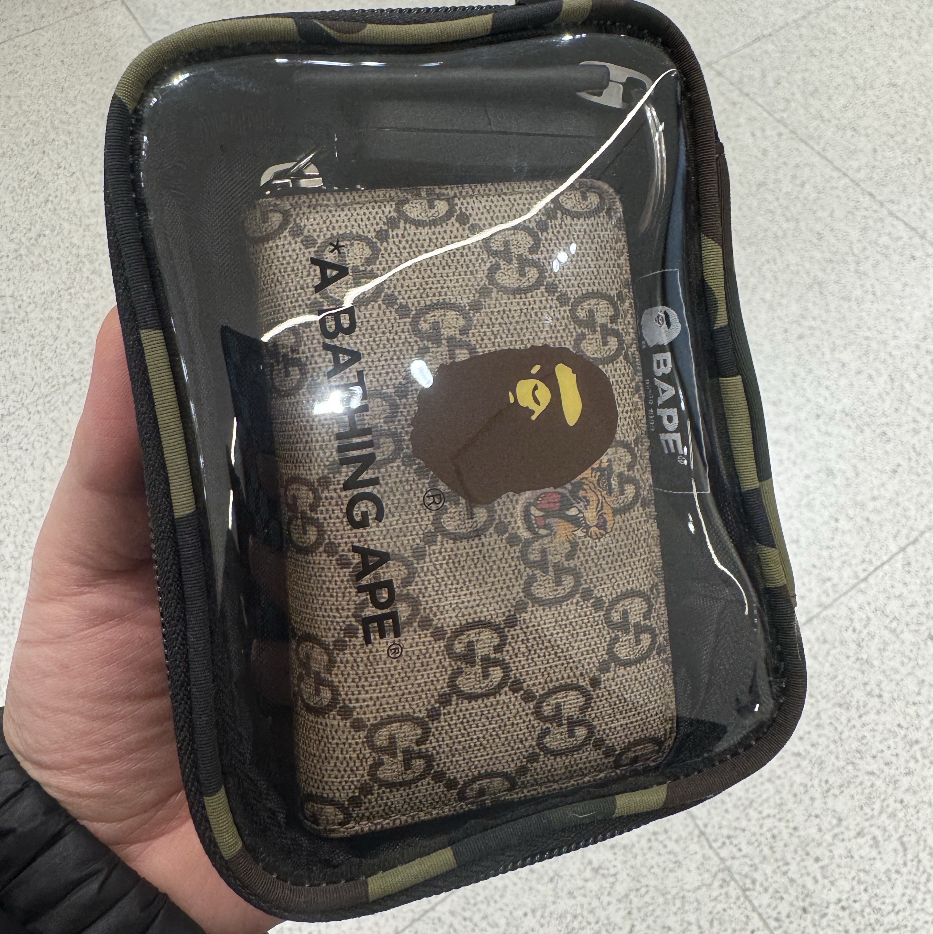 BAPE 1st Camo Clear Pouch Green 착용 스타일