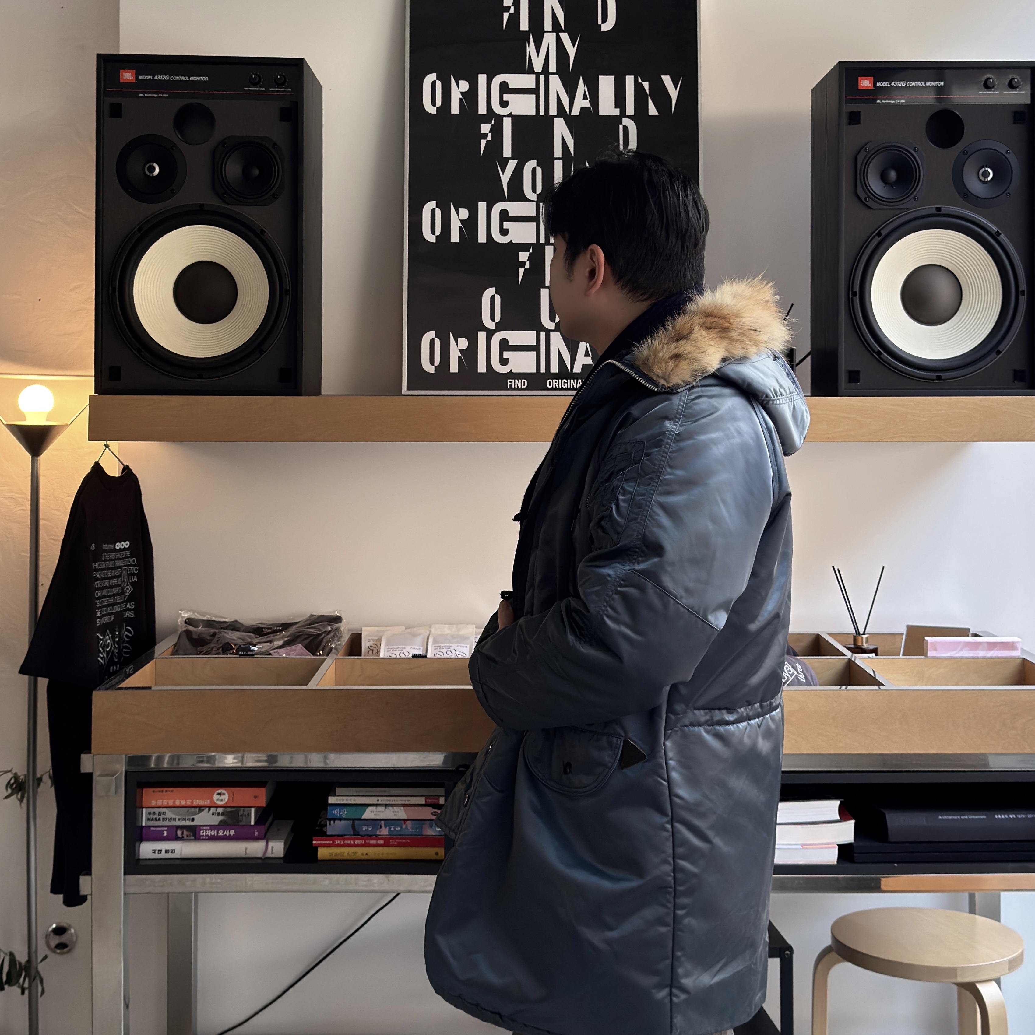 ALPHA INDUSTRIES N-2b Short Waist Parka Replica Blue, Jordan 1 Low 85 Neutral Grey 착용 스타일 - 1