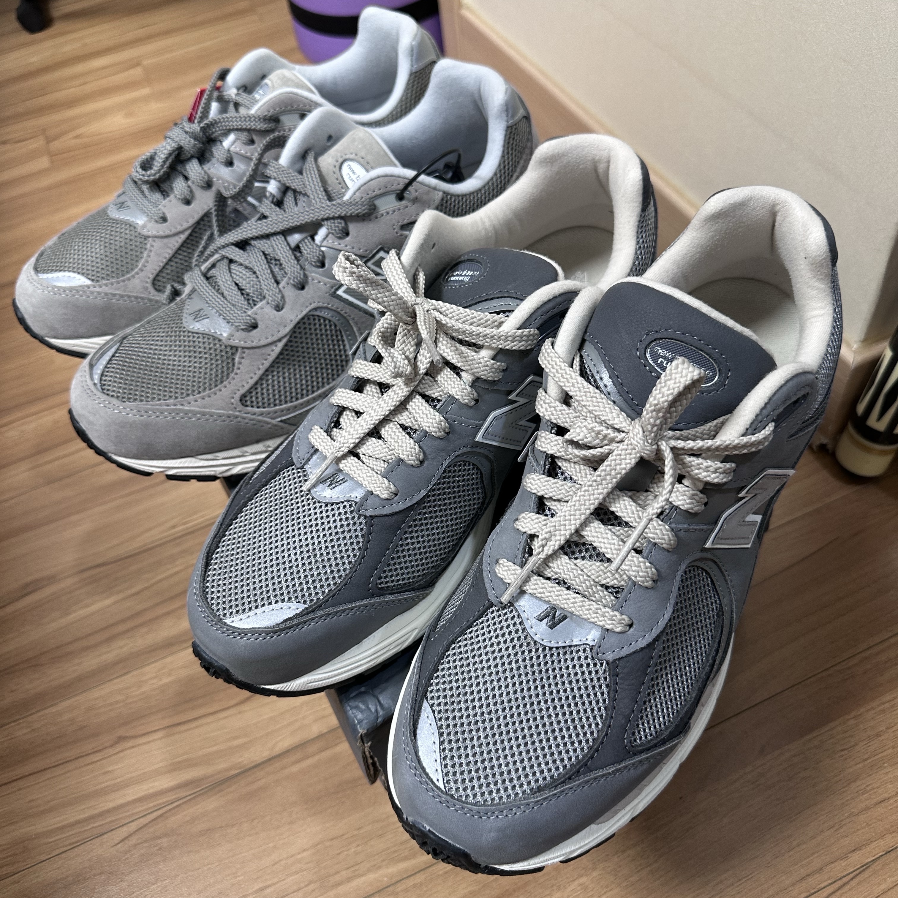 New Balance 2002R Grey, New Balance 2002R Premium Vintage Grey 착용 스타일 - 3