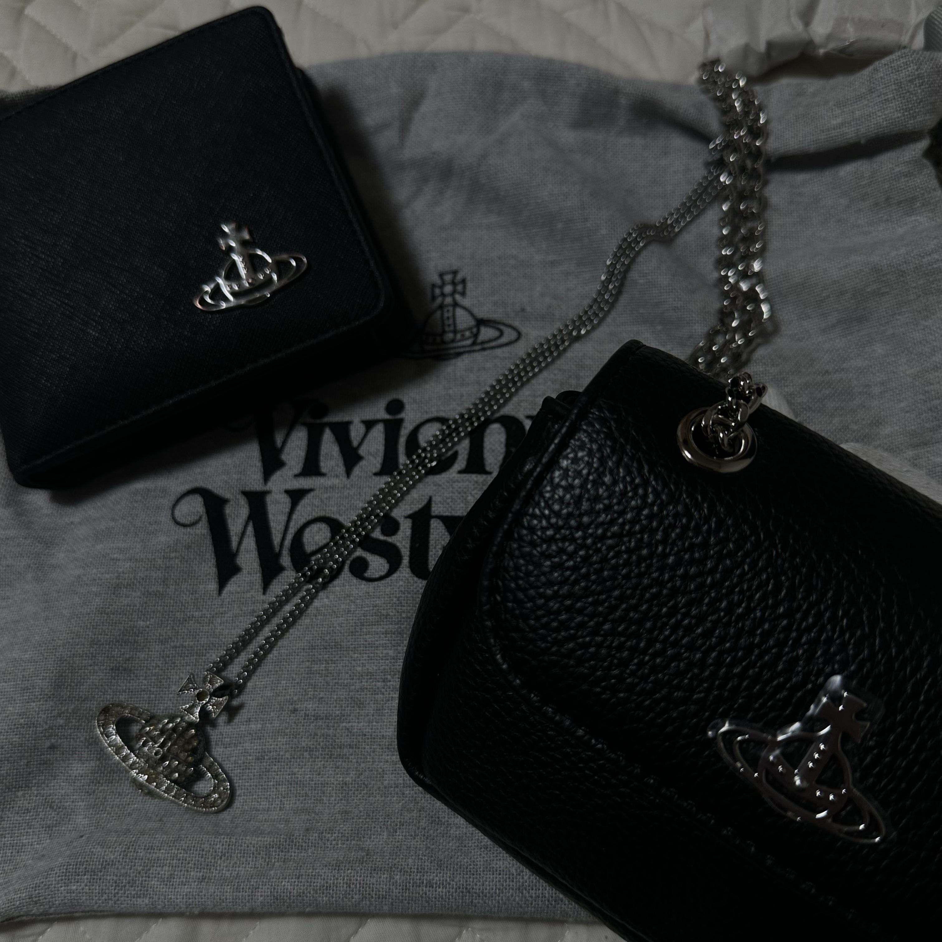 Vivienne Westwood Re-Vegan Grain Purse with Chain Black, Vivienne Westwood Derby Bill Fold Wallet with Coin Pocket Black 착용 스타일