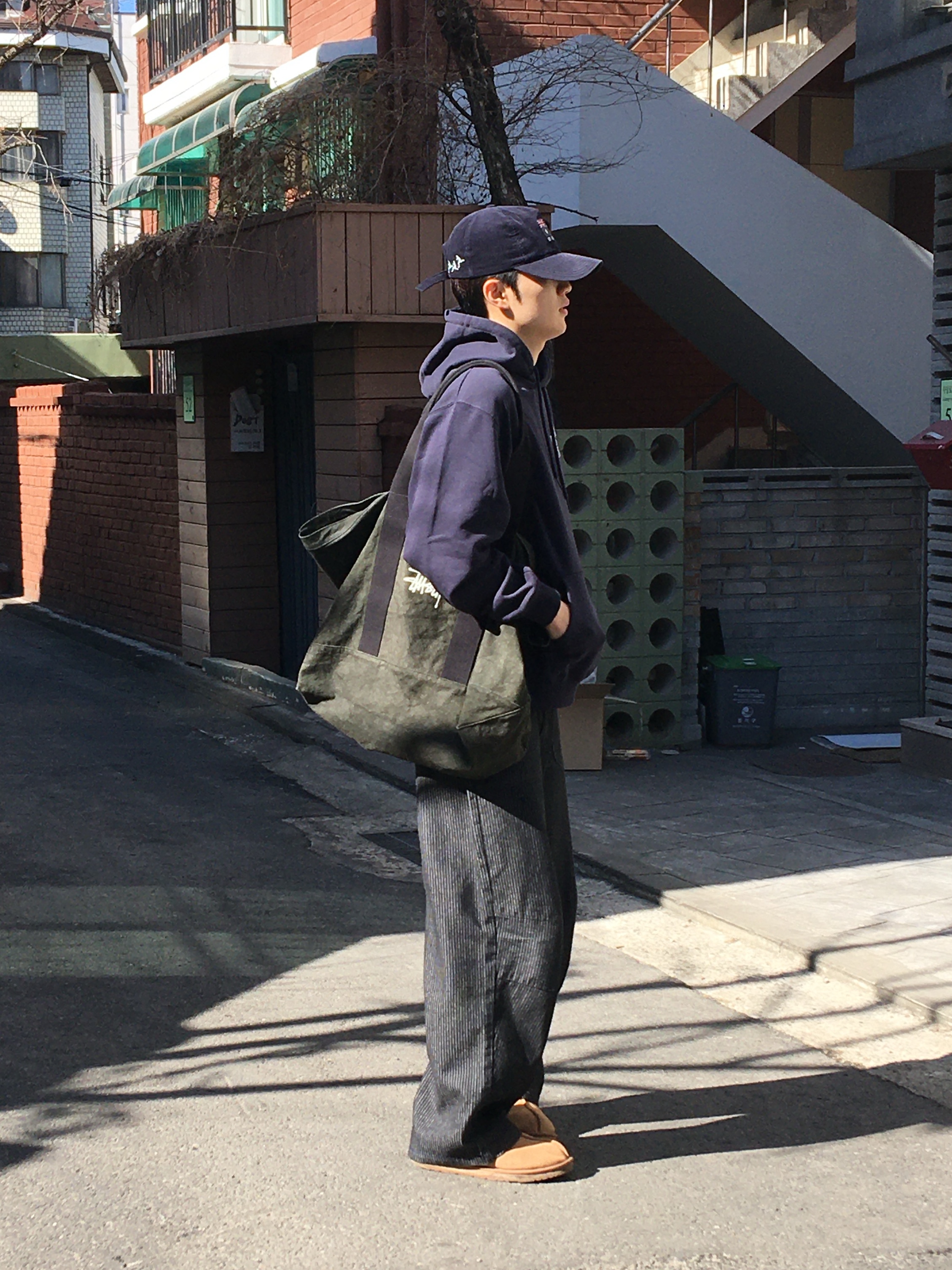 UGG Tasman II Slipper Chestnut, Stussy Canvas Extra Large Tote Bag Washed Black 착용 스타일