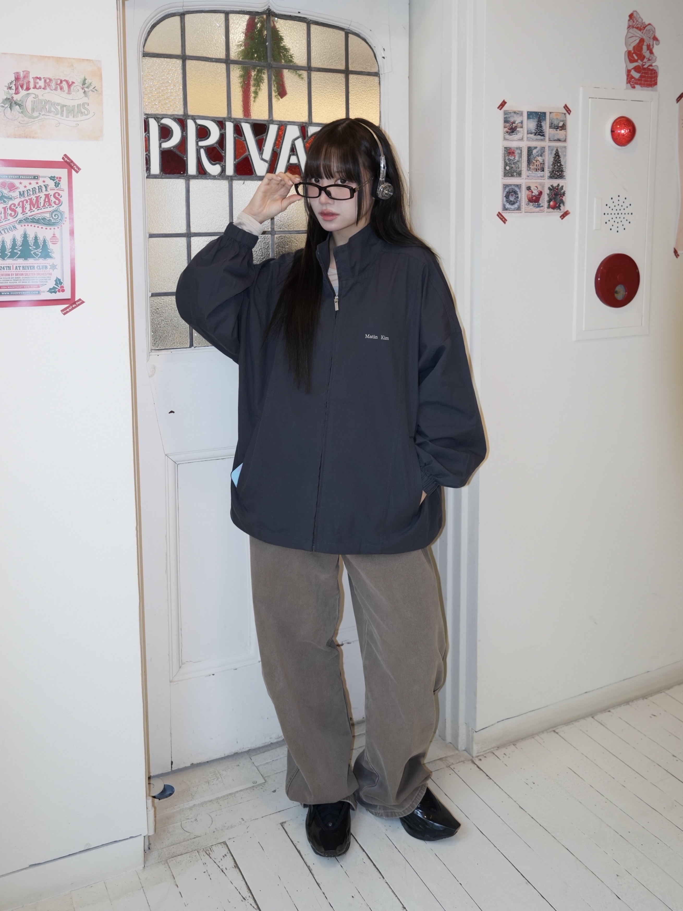 MONDO Freestyle On Ear Headphone Transparent, Matin Kim Back Logo High Neck Jumper Charcoal 착용 스타일 - 2