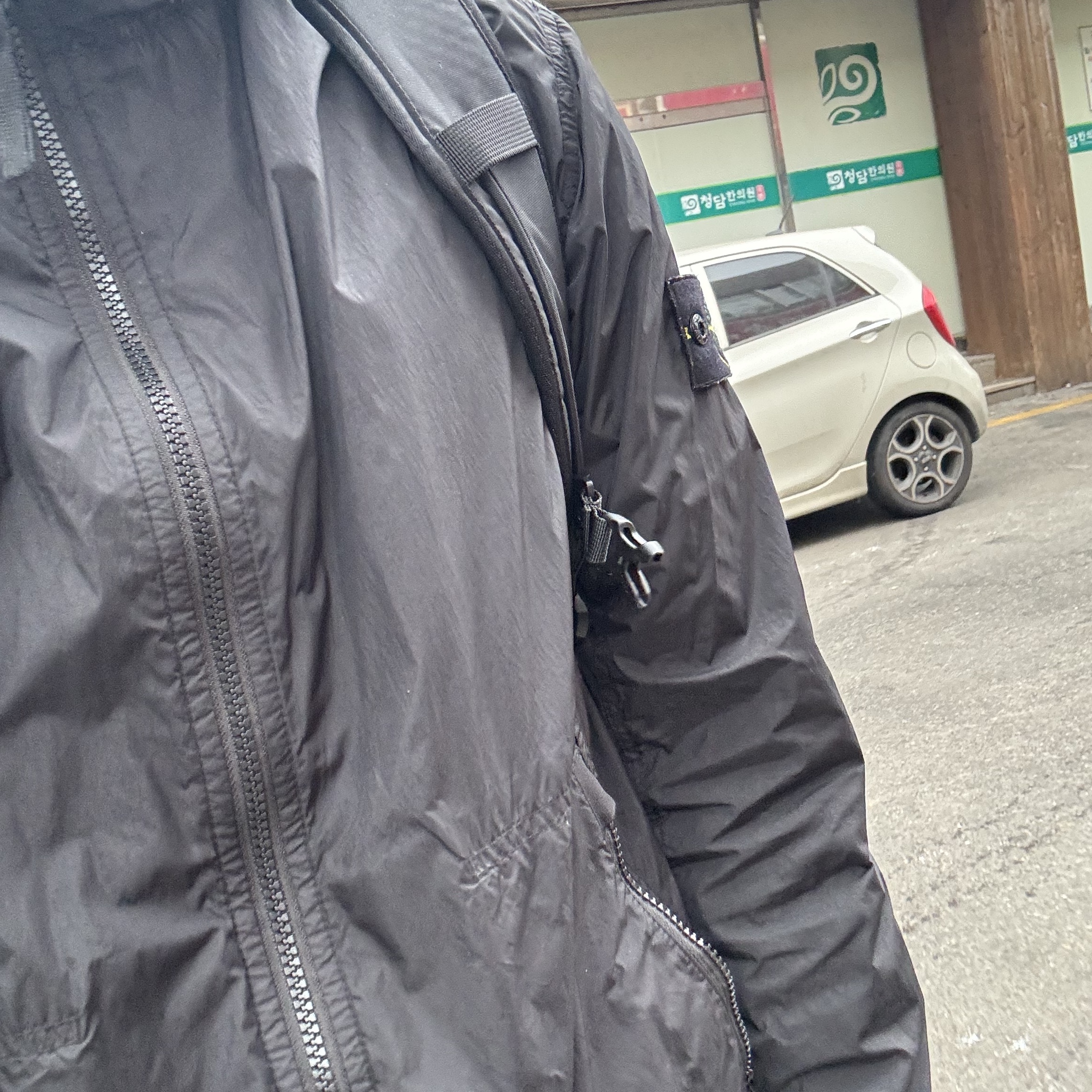 Stone Island 40522 Crinkle Reps Nylon Garment Dyed Hooded Jacket Black - 23SS 착용 스타일
