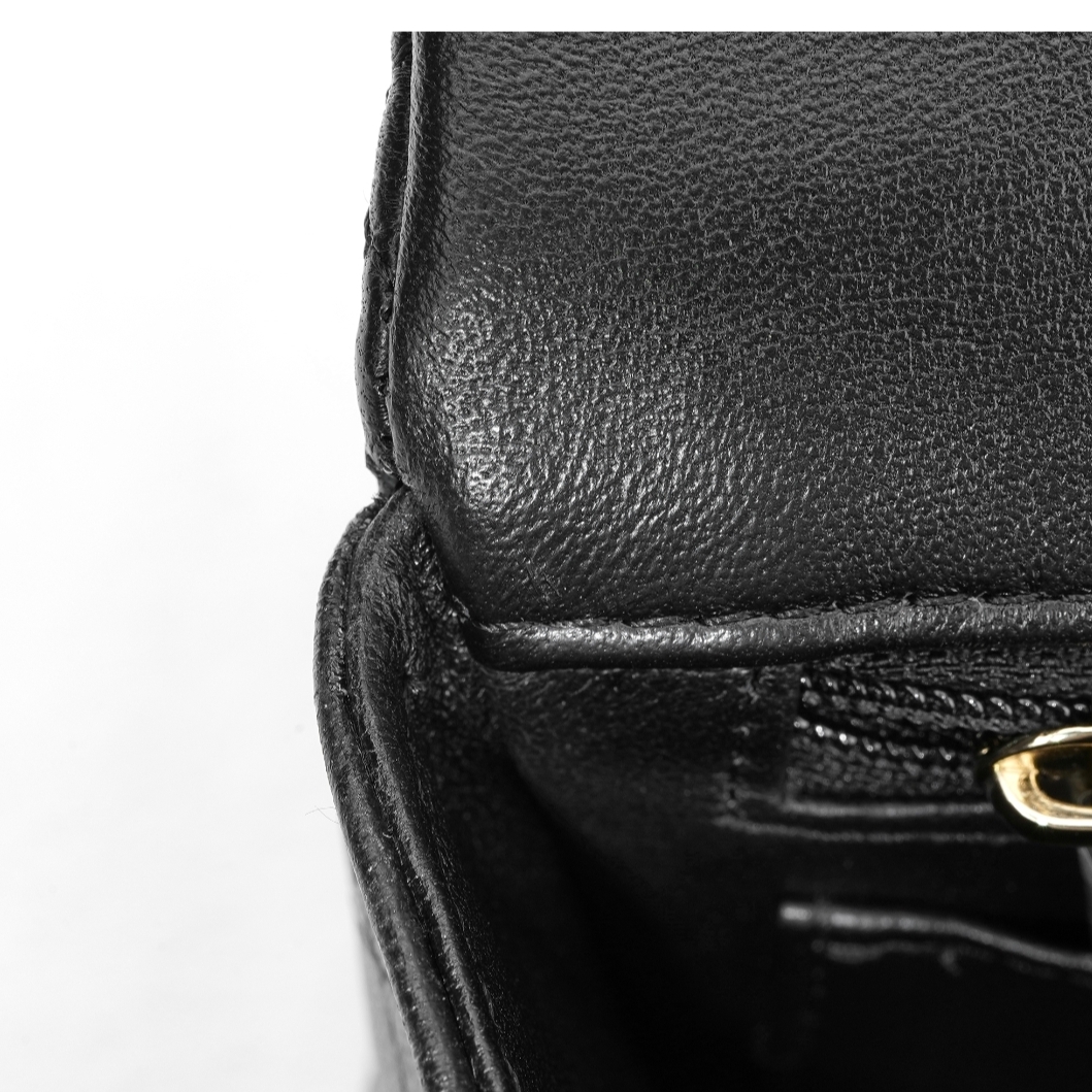 Chanel Mini Flap Bag with Top Handle Lambskin & Gold Black 착용 스타일 - 3