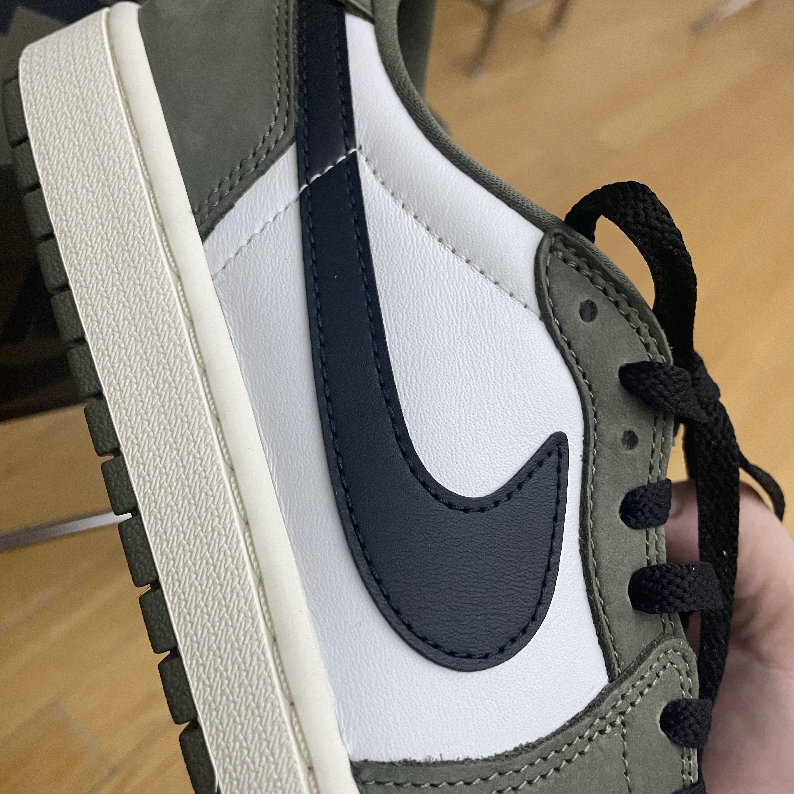 Jordan 1 Retro Low OG Medium Olive and Summit White 착용 스타일 - 3