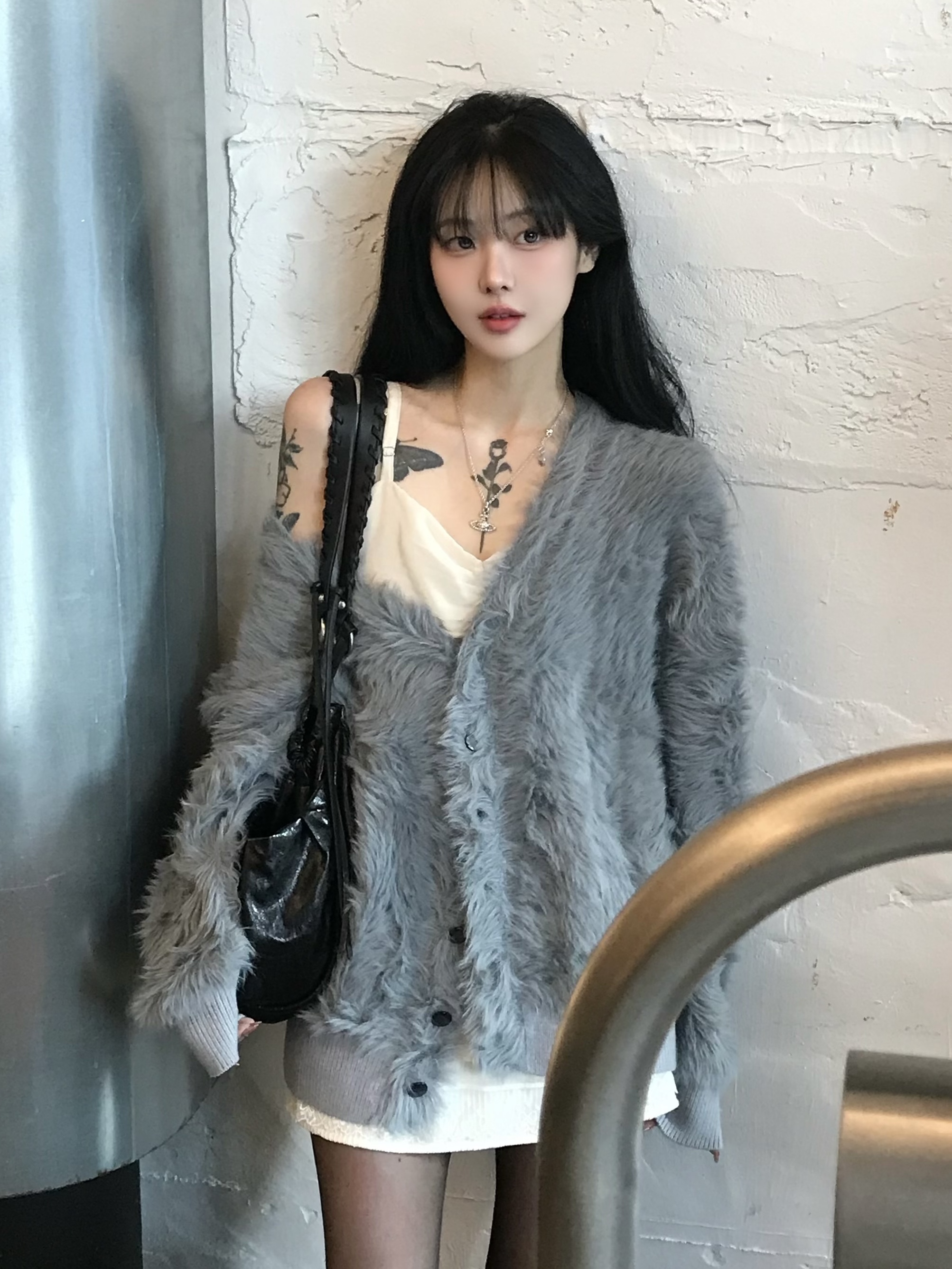 PHOS333 Hairy Cardigan Blue Grey, PHOS333 Hairy Cardigan Beige 착용 스타일 - 3