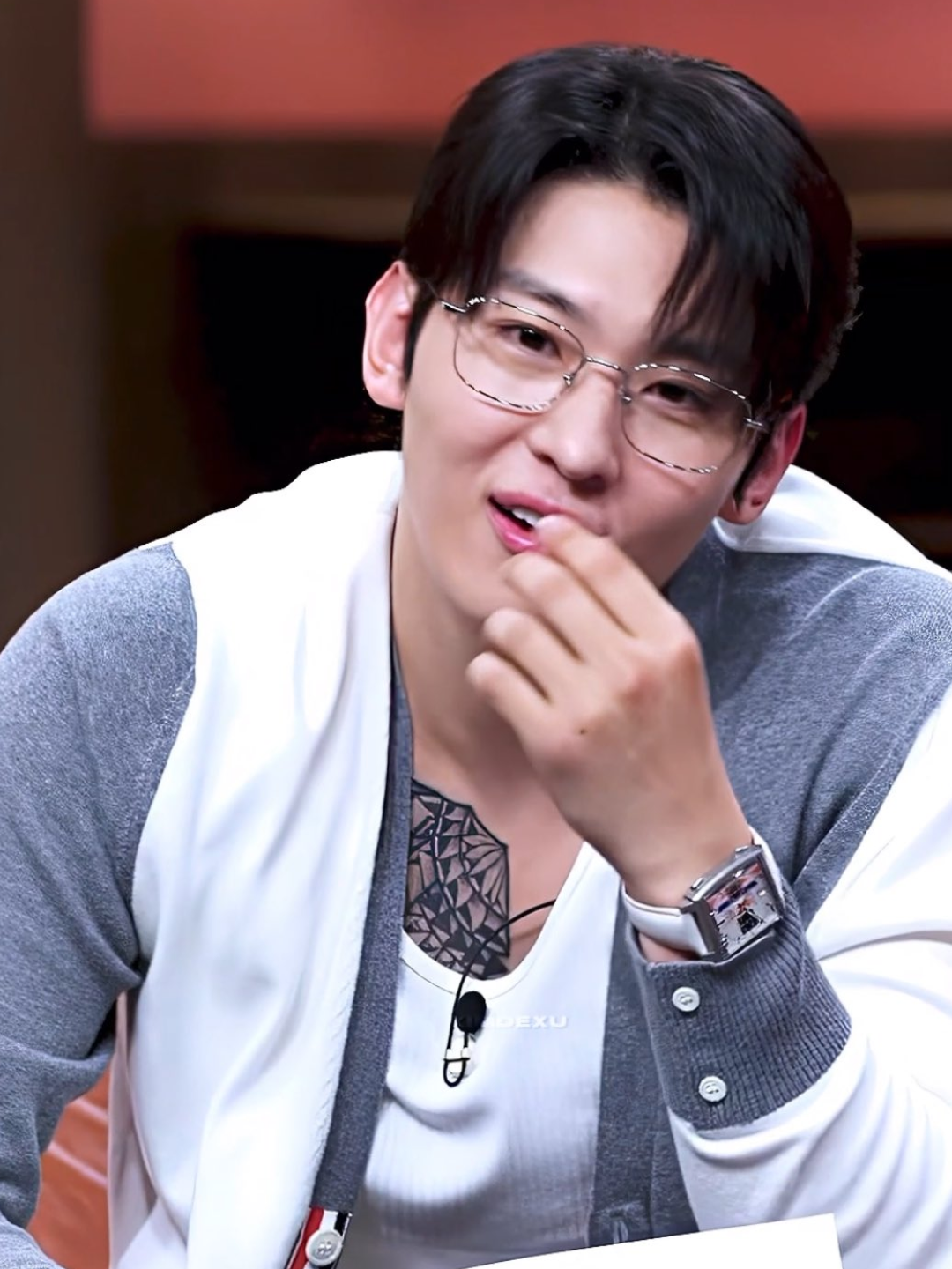 Thom Browne Funmix 4-Bar Relaxed Fit V-Neck Cardigan Grey 착용 스타일 - 5