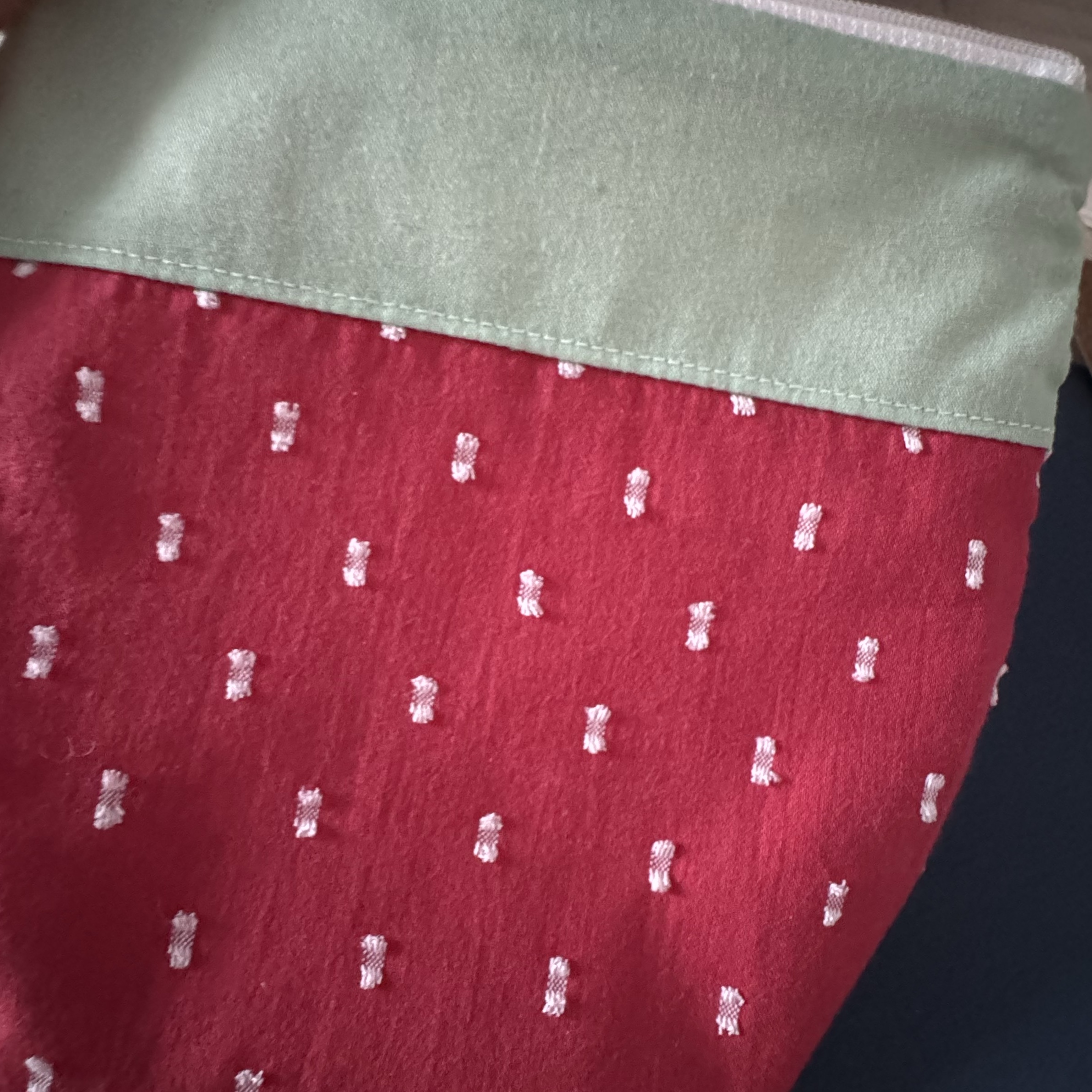 [KREAM 단독]  Isummerly Love Berry Pouch Red 착용 스타일
