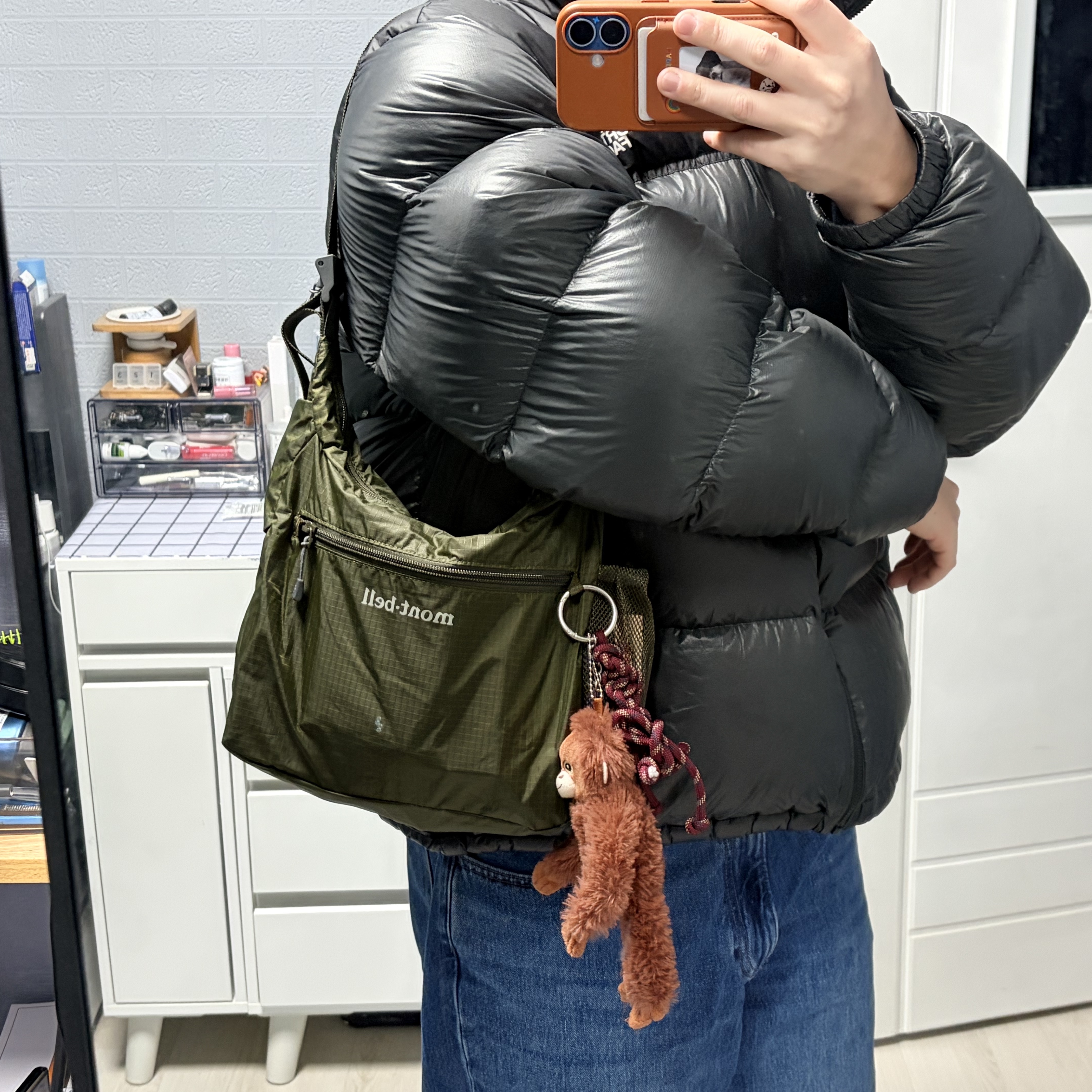 Montbell Pocketable Light Shoulder Bag Small Khaki Green 착용 스타일