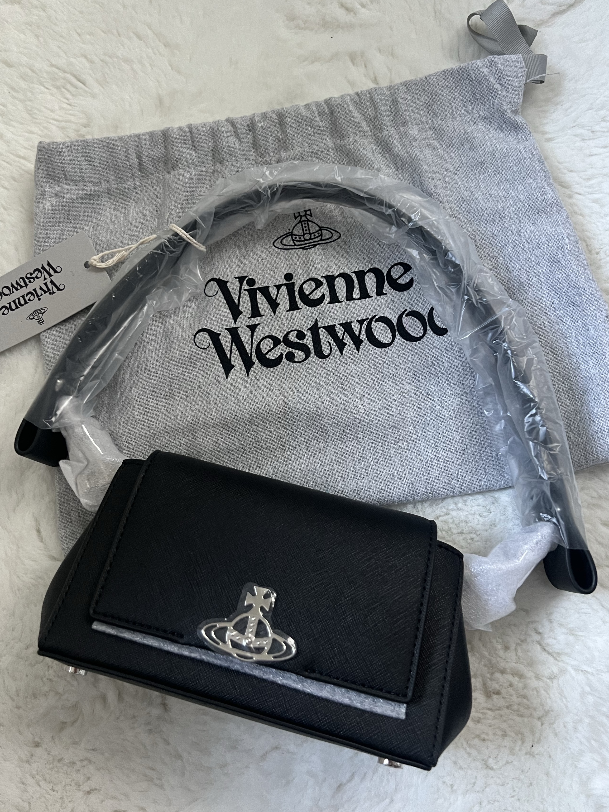 Vivienne Westwood Hazel Small Shoulder Bag Black, Vivienne Westwood Hazel Small Shoulder Bag Black 착용 스타일