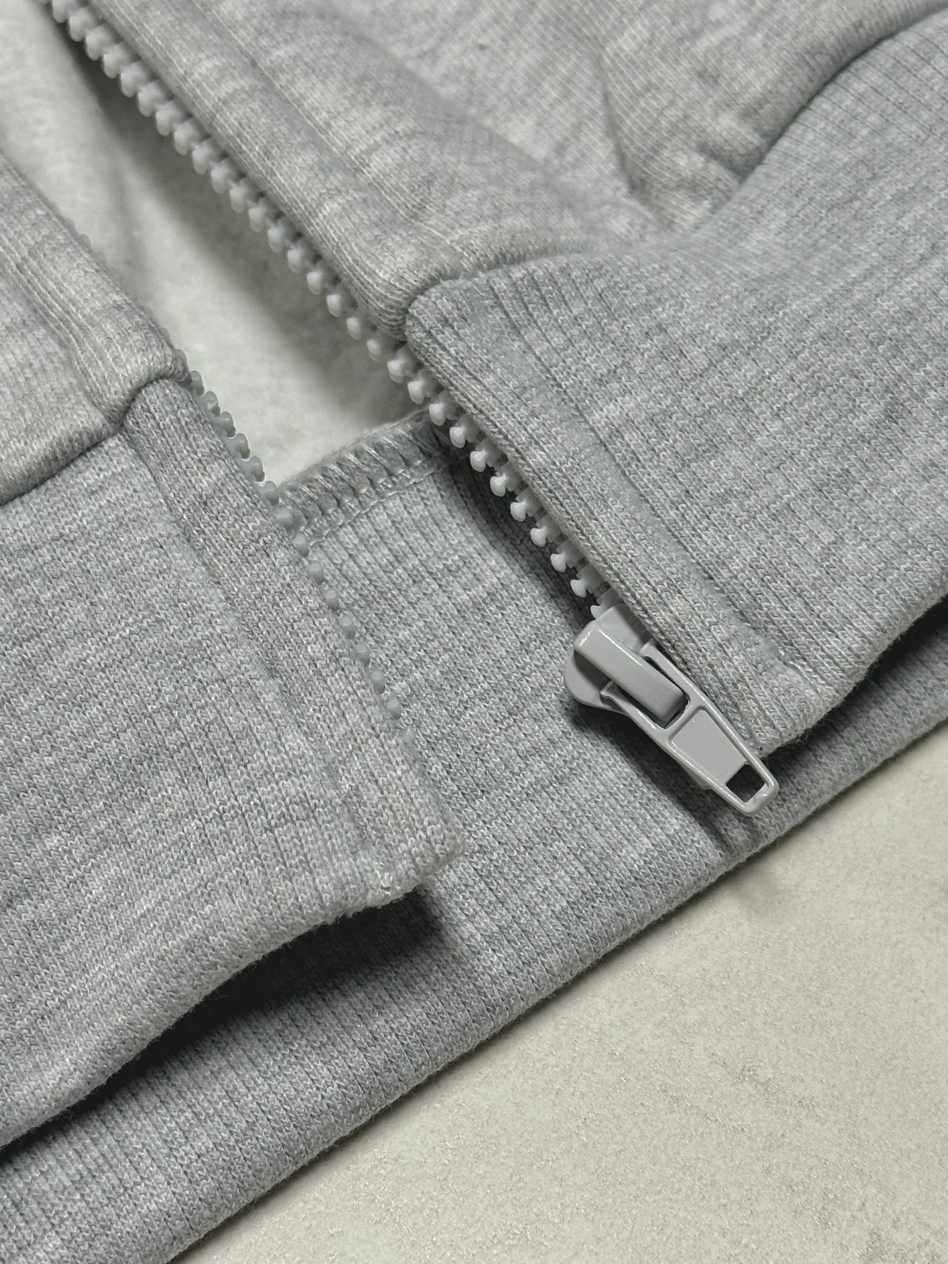 Yeezy HD-10 Light Gray 착용 스타일 - 5
