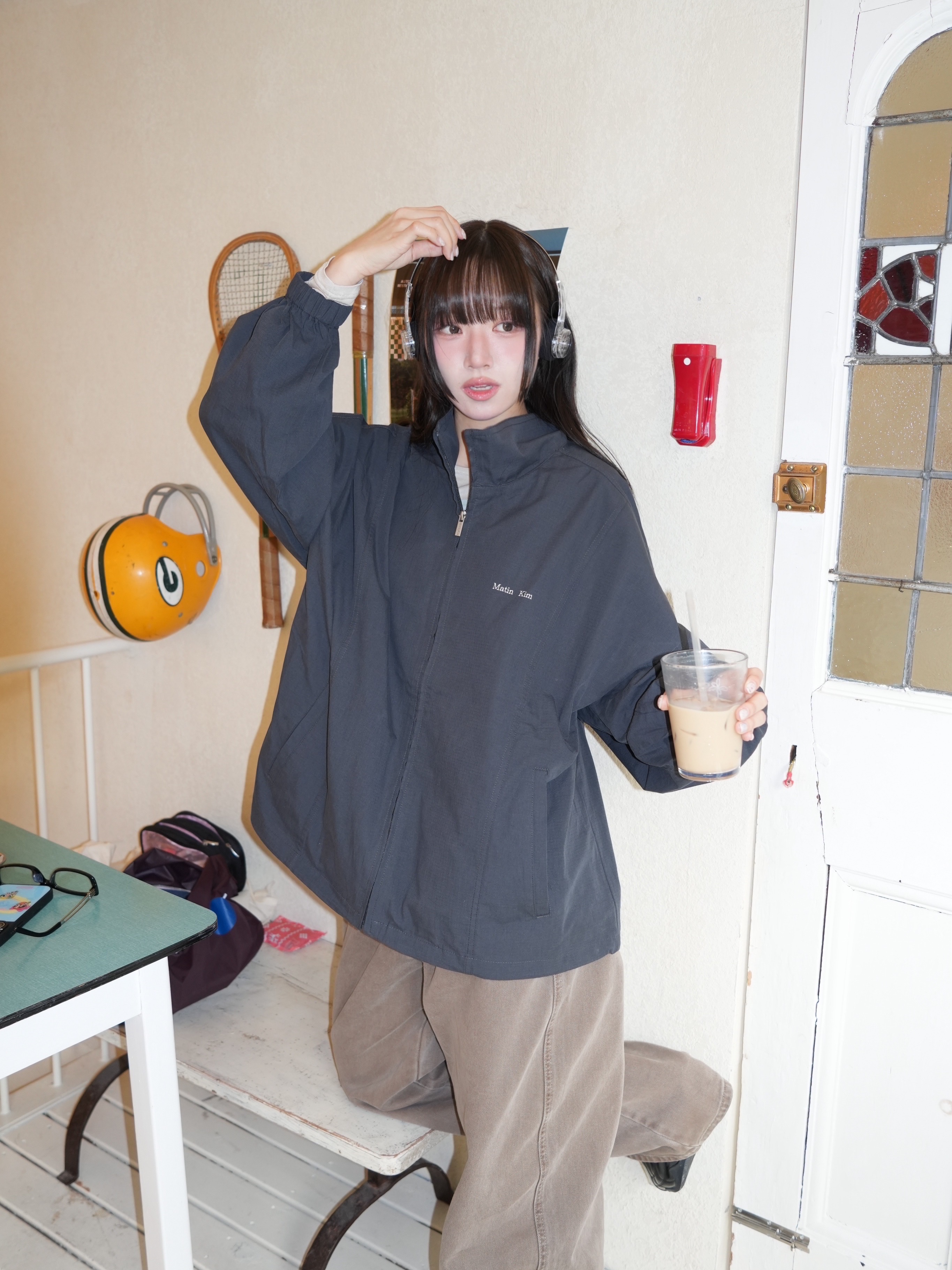 MONDO Freestyle On Ear Headphone Transparent, Matin Kim Back Logo High Neck Jumper Charcoal 착용 스타일 - 1