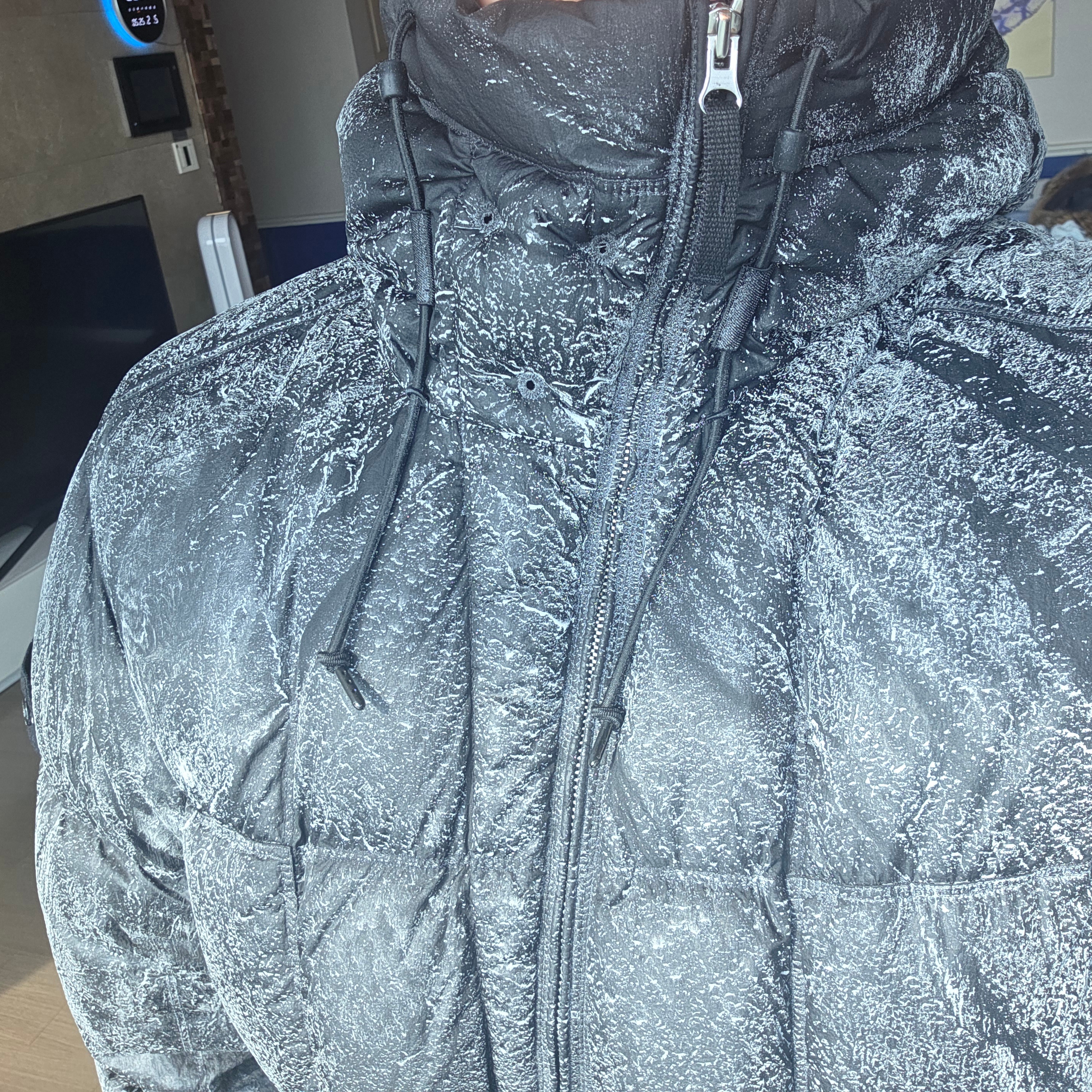 Stone Island 4100062 Light Nylon Tela Hand Sprayed Reflective Anti-Drop Lightweight Hooded Down Jacket Black - 26SS 착용 스타일