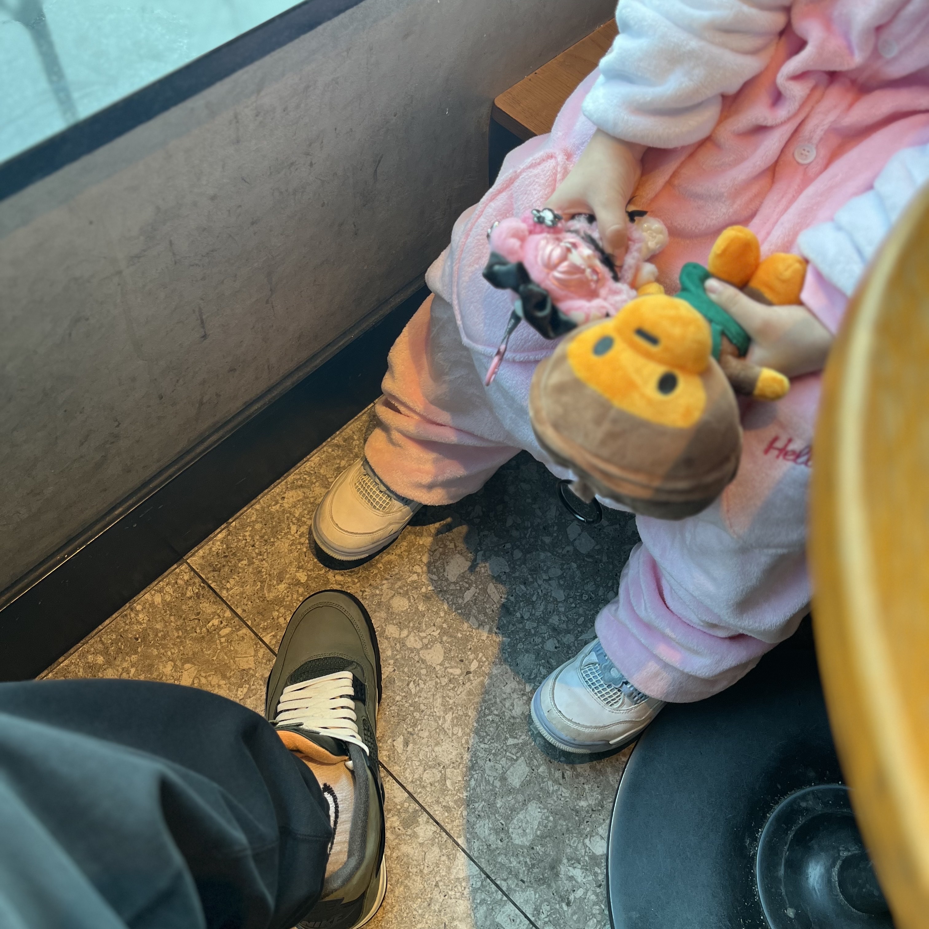 Starbucks x BAPE Baby Milo Foldable Bag, Pop Mart Skullpanda x My Melody Plush 착용 스타일 - 4