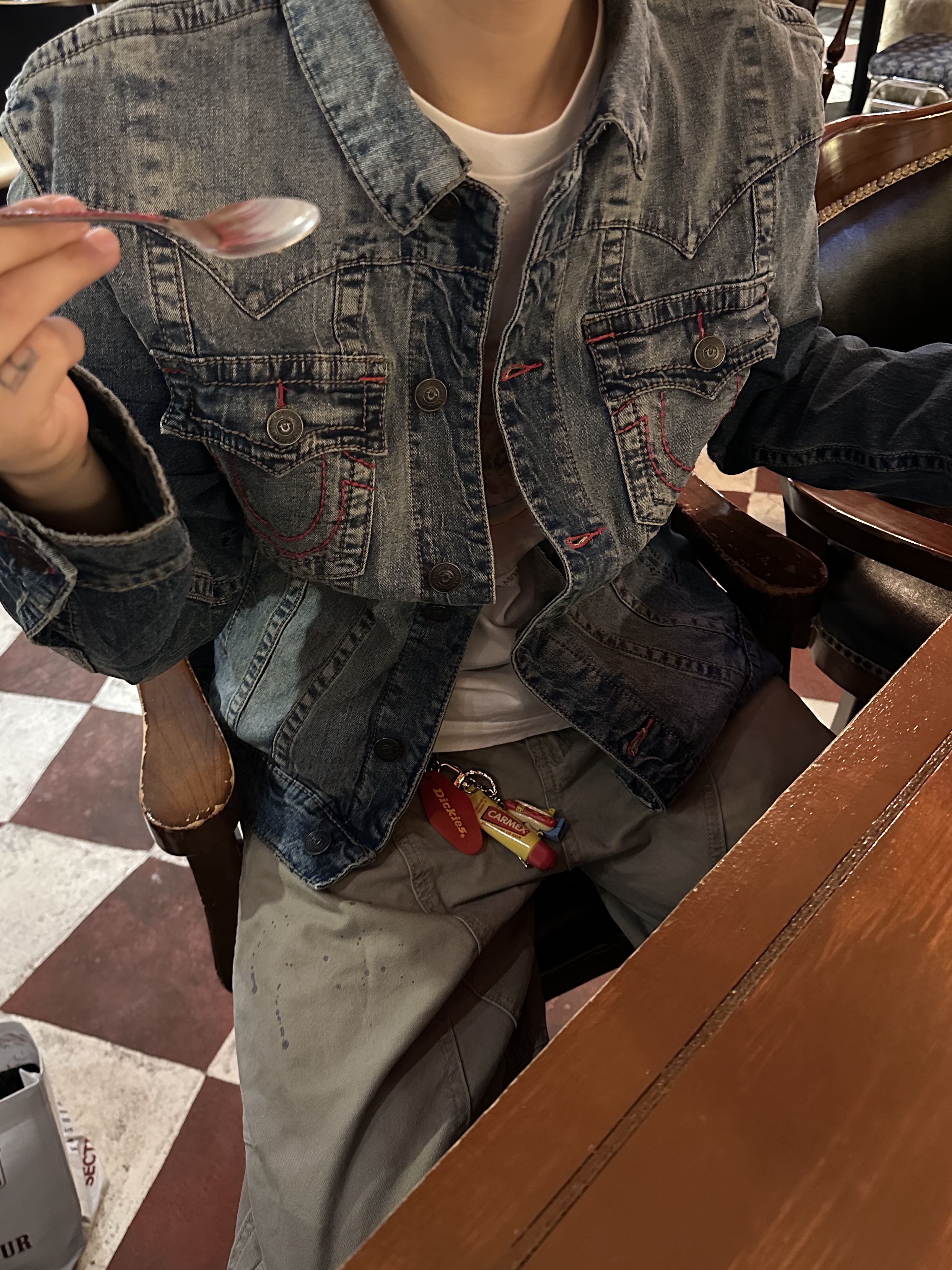 [KREAM 단독] NOMANUAL x AAPE Painted Double Knee Denim Pants Washed Black 착용 스타일 - 2