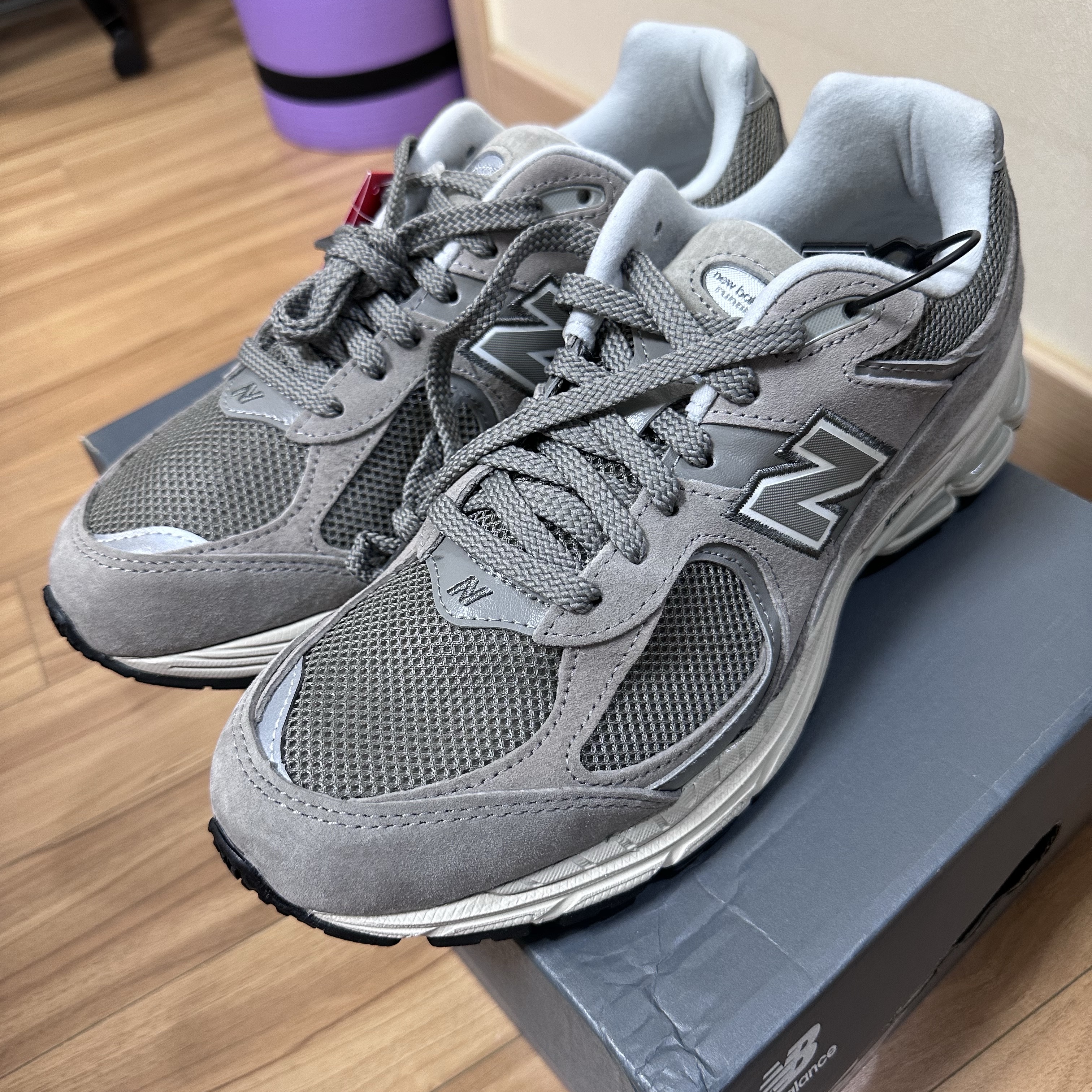 New Balance 2002R Grey, New Balance 2002R Premium Vintage Grey 착용 스타일 - 2