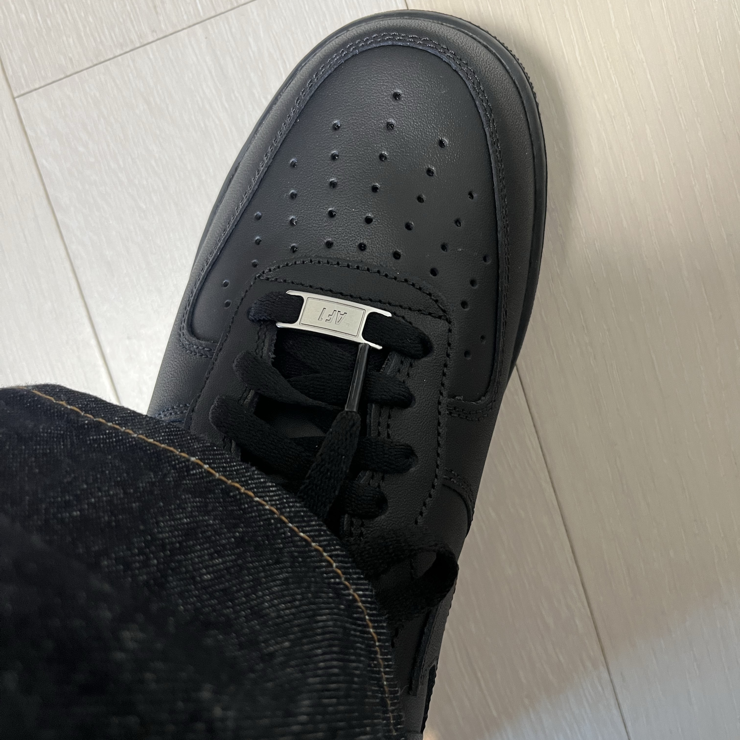 Nike Air Force 1 '07 Low Triple Black 착용 스타일 - 2