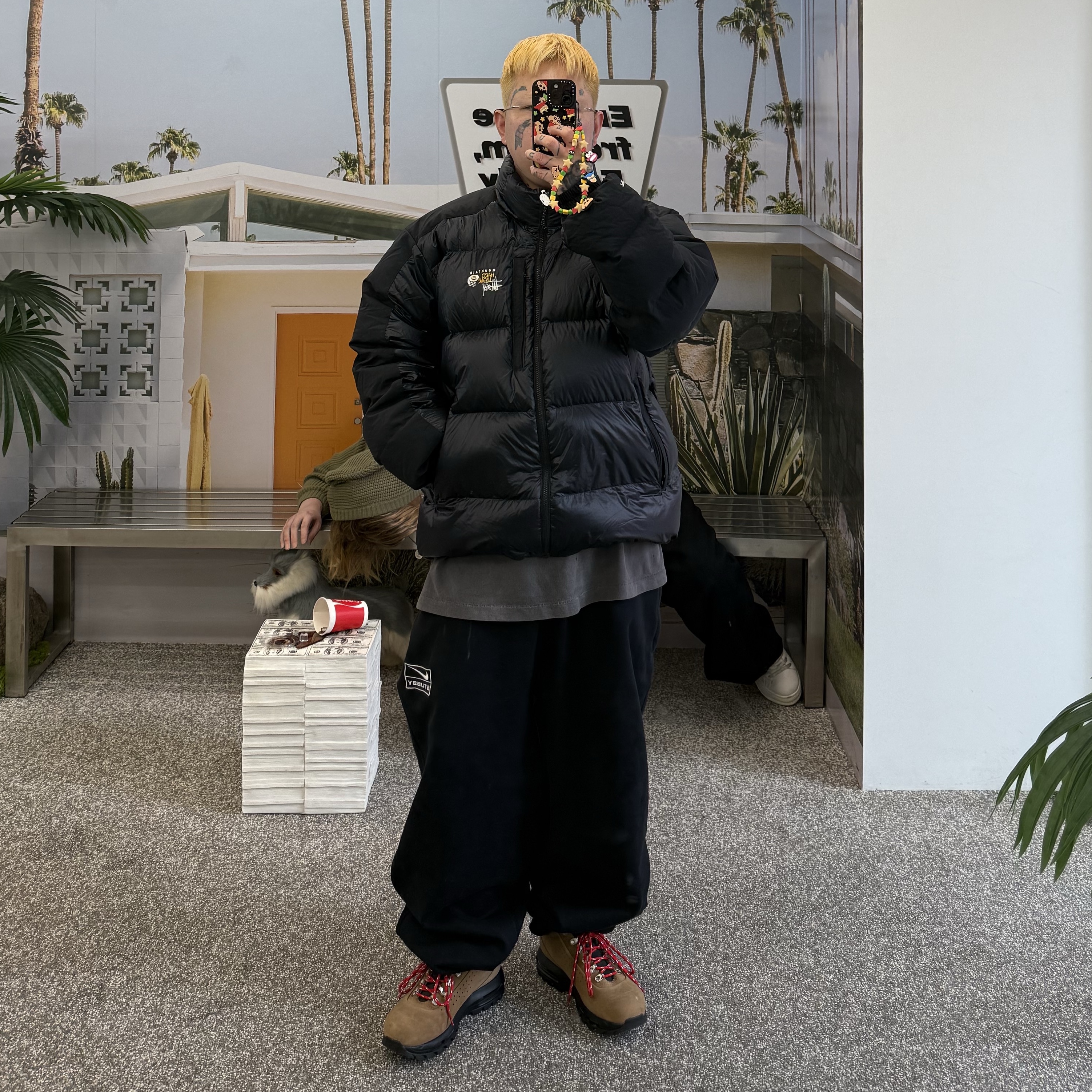 Nike Air Max Goadome Low Taupe Black, Stussy x Mountain Hardwear Subzero Down Jacket Black 착용 스타일