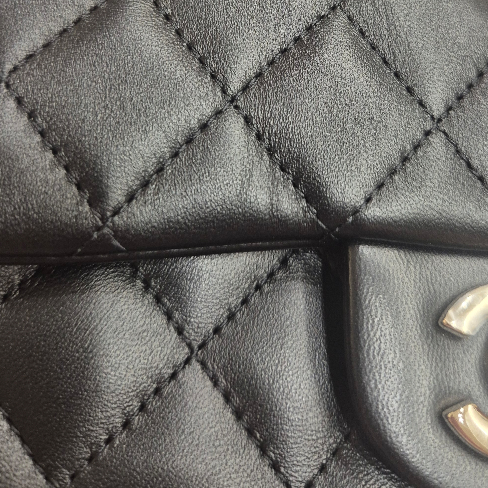 Chanel Mini Flap Bag with Top Handle Lambskin & Gold Black 착용 스타일 - 1