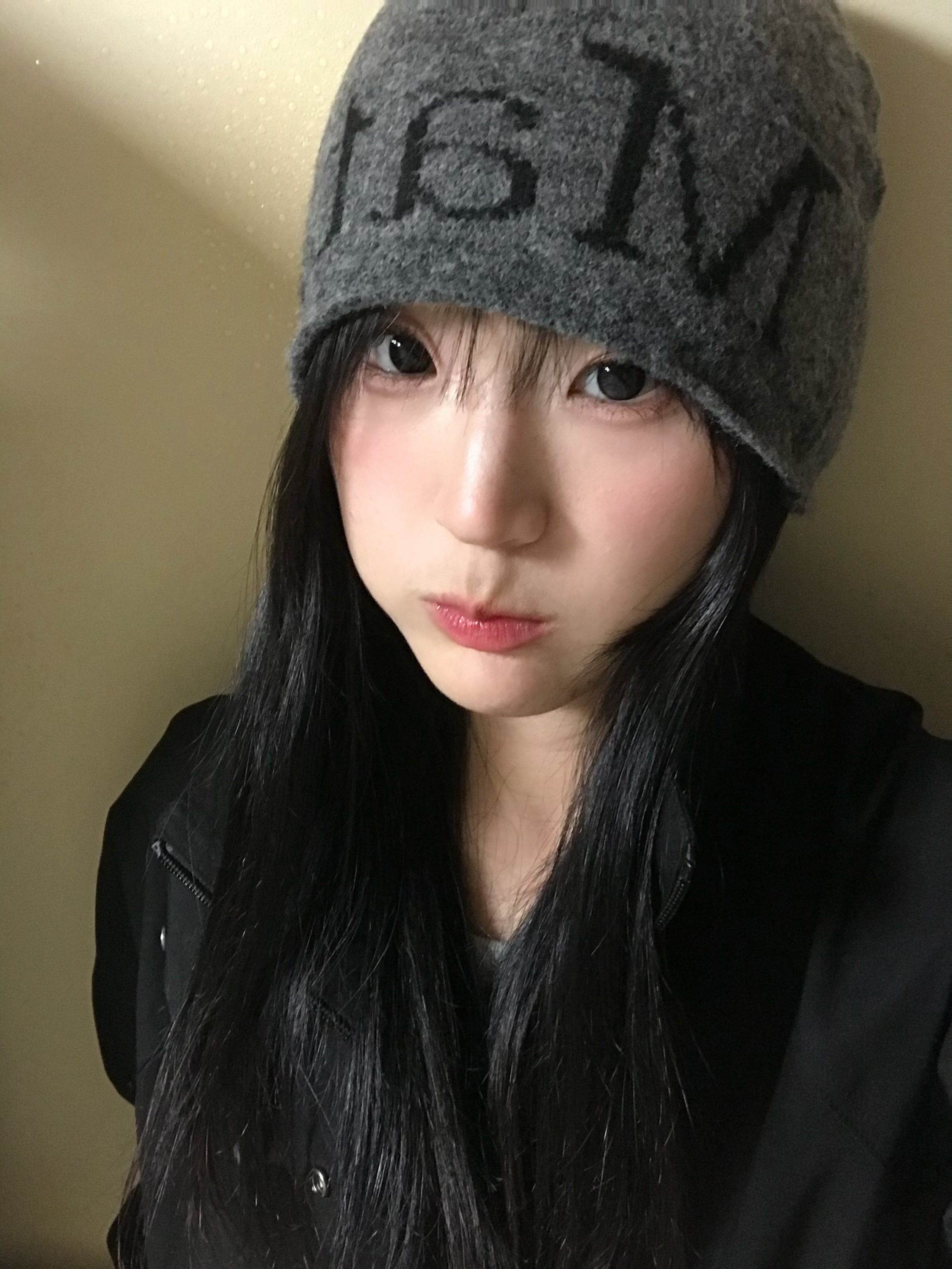 Matin Kim Matin Logo Boucle Knit Beanie Charcoal 착용 스타일 - 2
