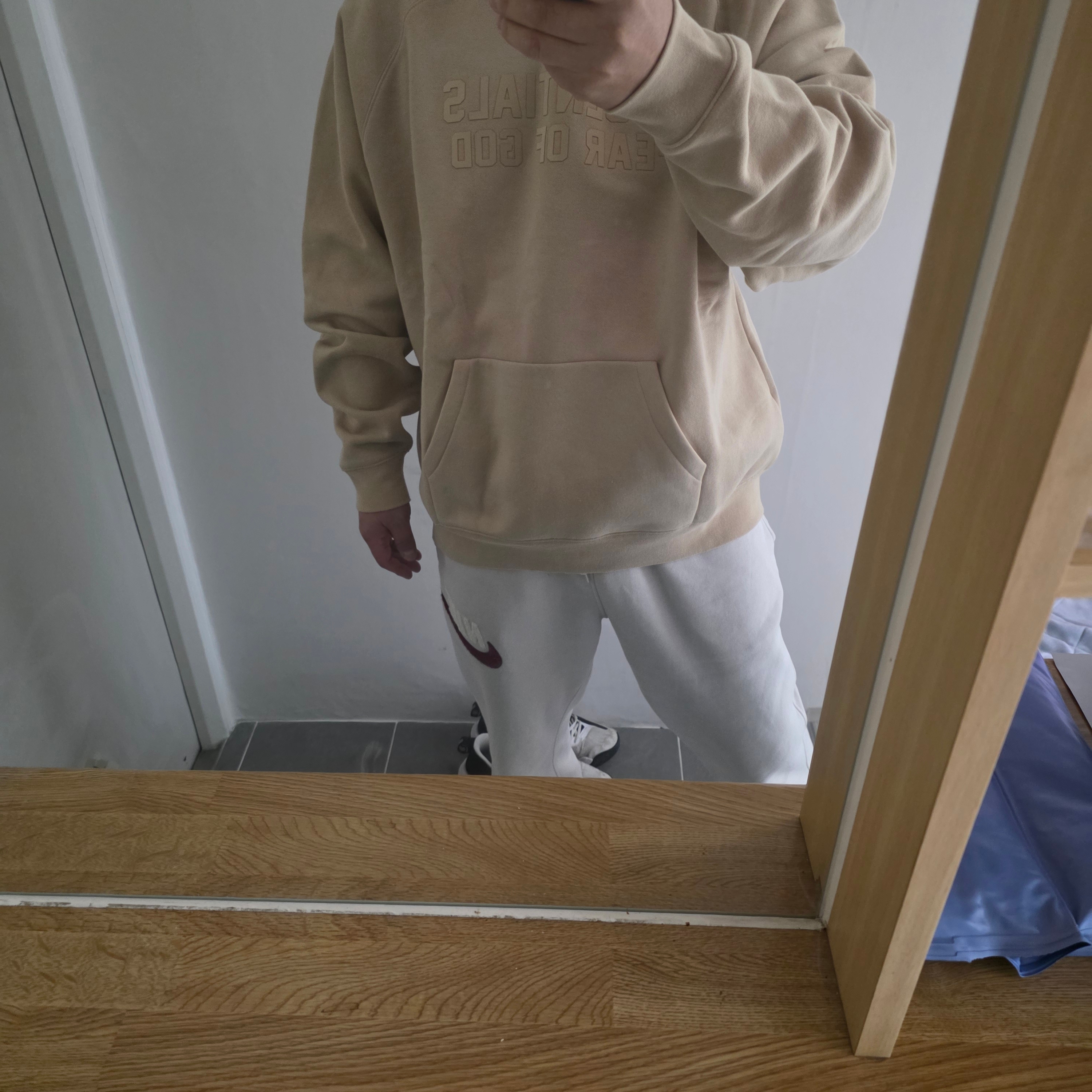 Essentials Hoodie Sand - 23SS 착용 스타일 - 1