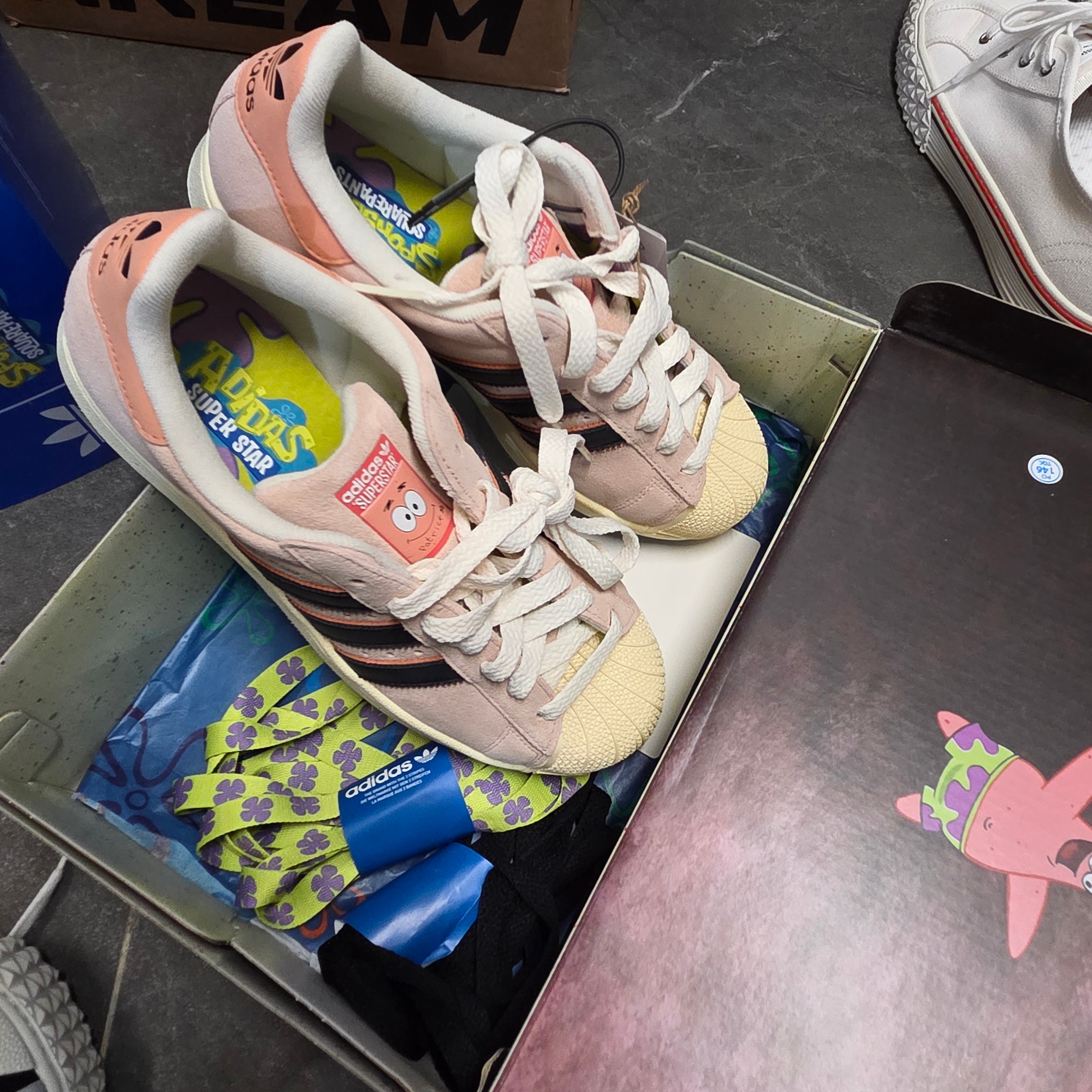 Adidas x Spongebob Patrick Superstar Black Core Black 착용 스타일 - 3