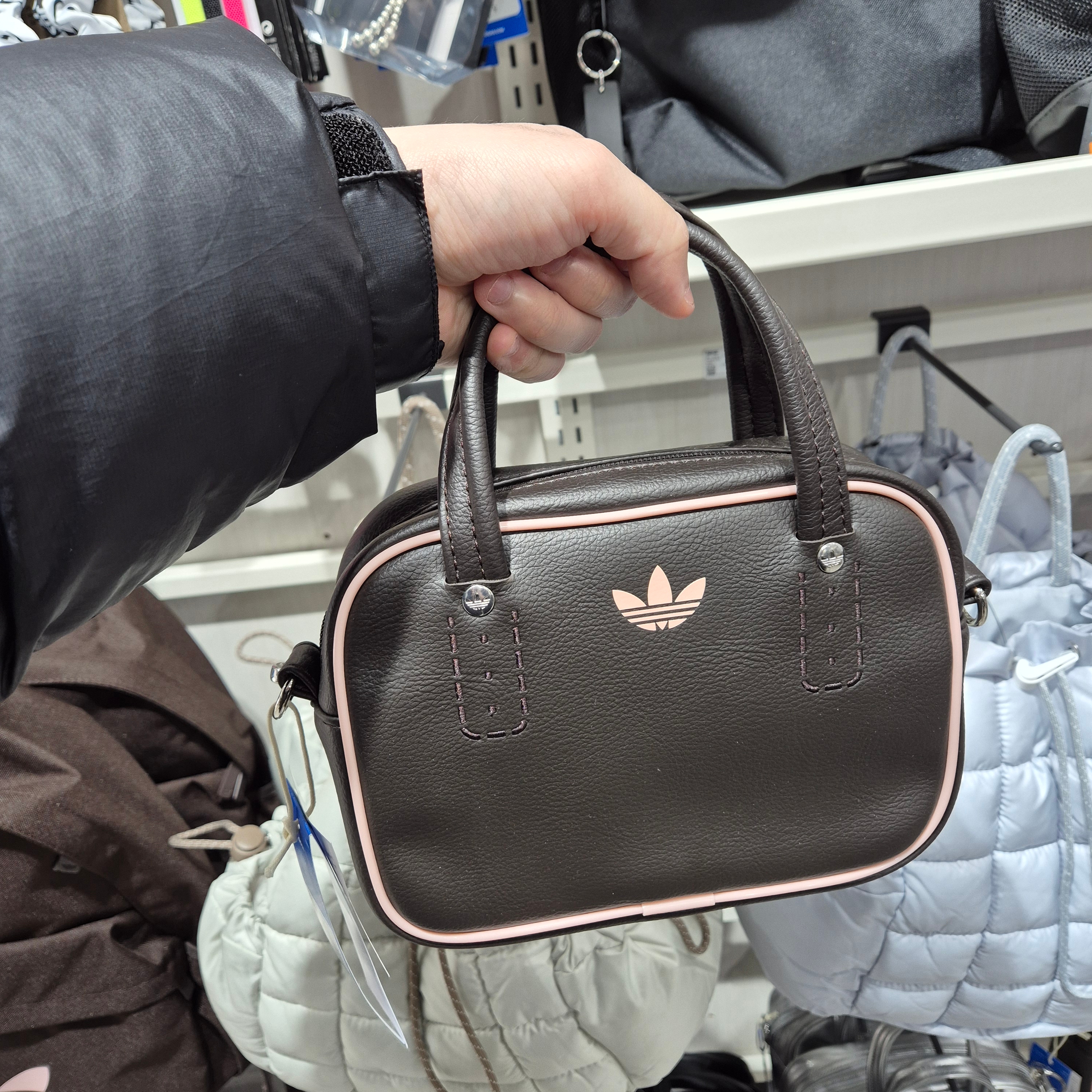 Adidas Adicolor XS Bag Black 착용 스타일